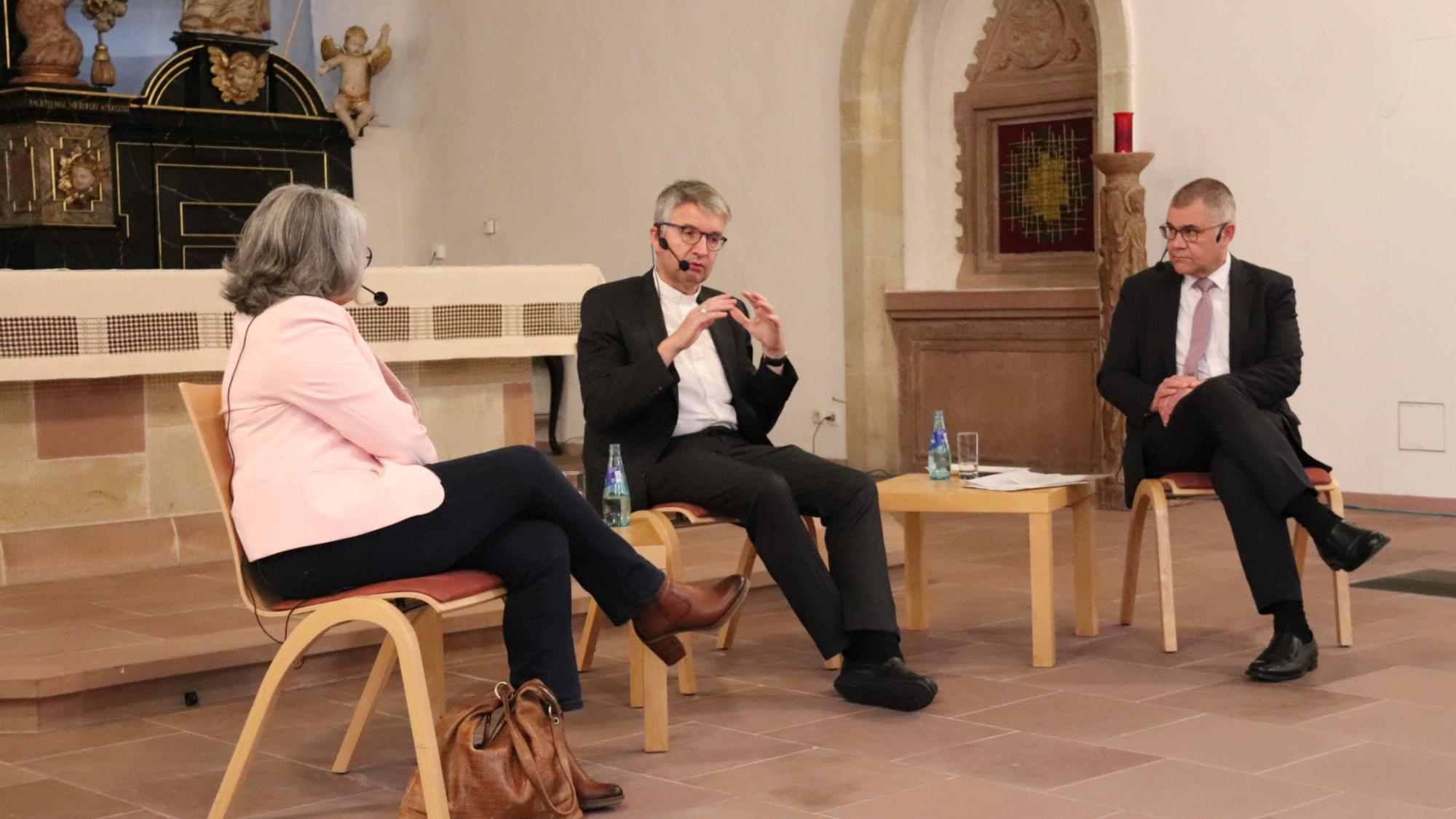 Christa Nickels diskutierte mit Bischof Kohlgraf unter der Moderation von Alexander Krähler