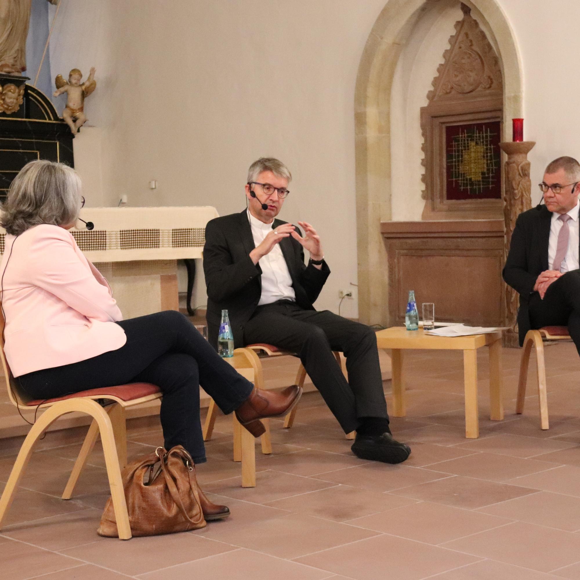 Christa Nickels diskutierte mit Bischof Kohlgraf unter der Moderation von Alexander Krähler