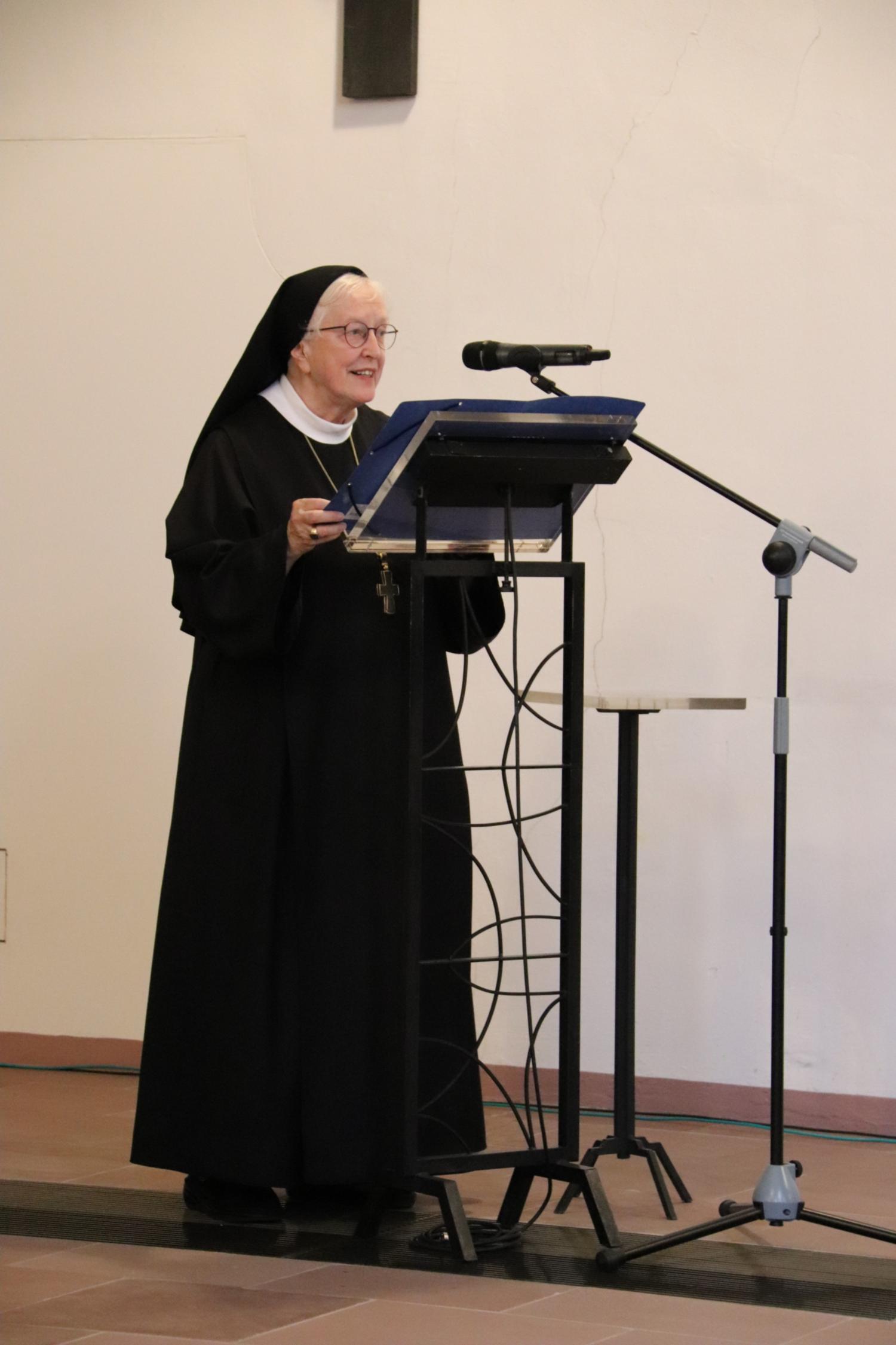 Äbtissin der Benediktinerinnenabtei Kloster Engelthal, Elisabeth Kralemann OSB begrüßte die anwesenden Gäste (c) Bistum Mainz/Hoffmann