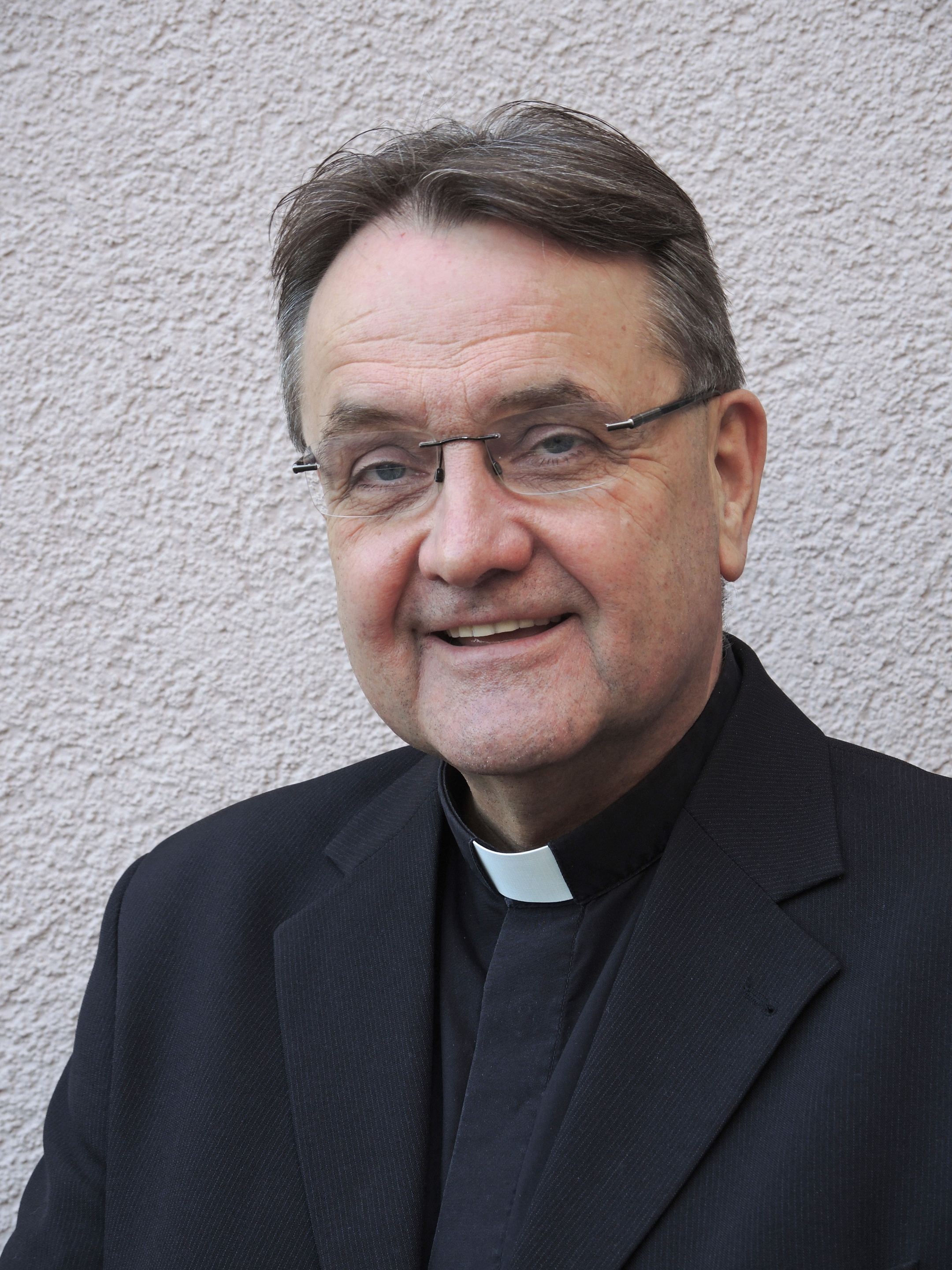 Bischof Peter Kohlgraf hat den bisherigen Offizial des Bistums Mainz, Domkapitular Dr. Peter Hilger, am Ende des Weihegottesdienstes in seinem Amt bestätigt.