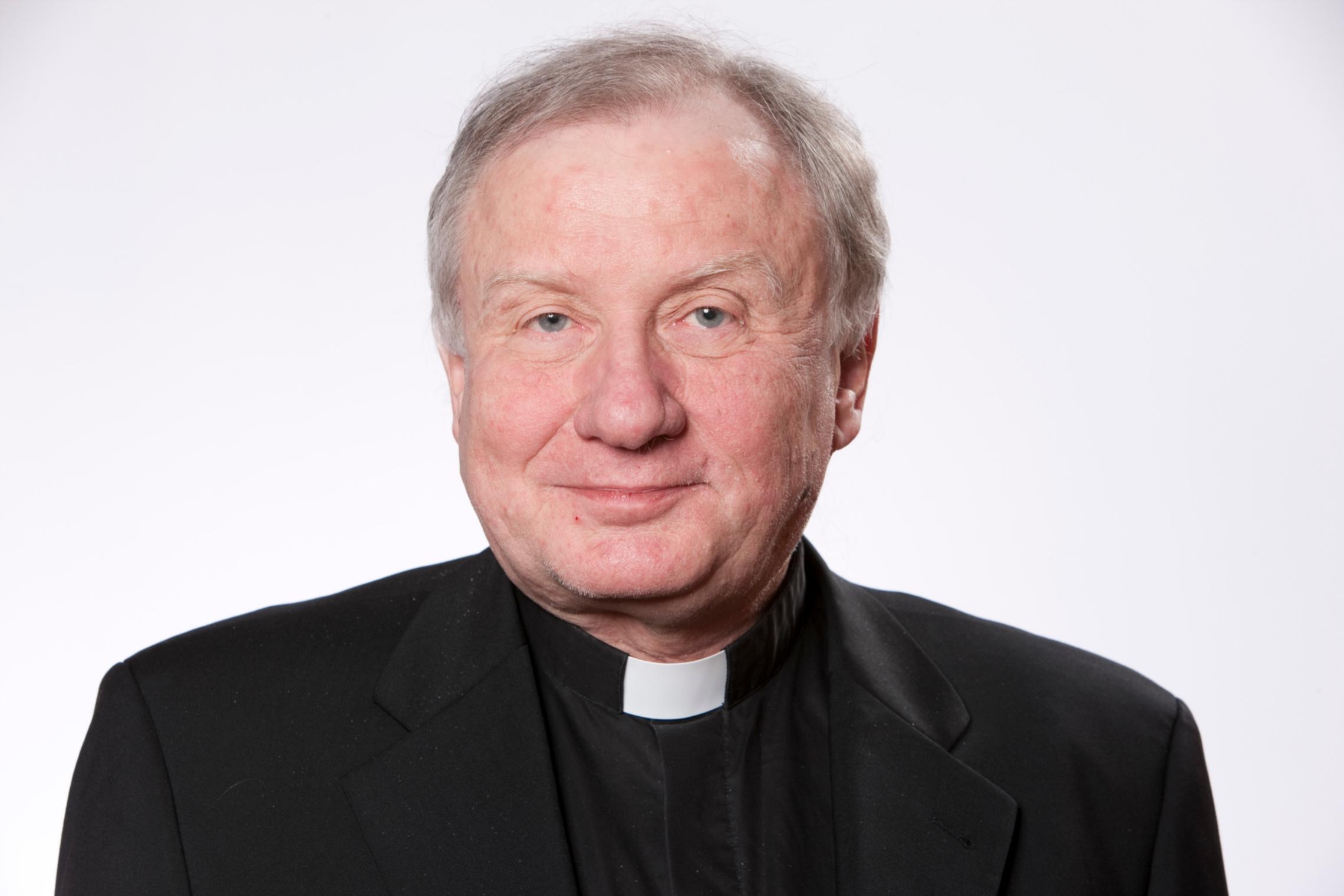 Bischof Kohlgraf dankte Domkapitular Prälat Dietmar Giebelmannfür seinen langjährigen Dienst als Generalvikar und Diözesanadministrator.