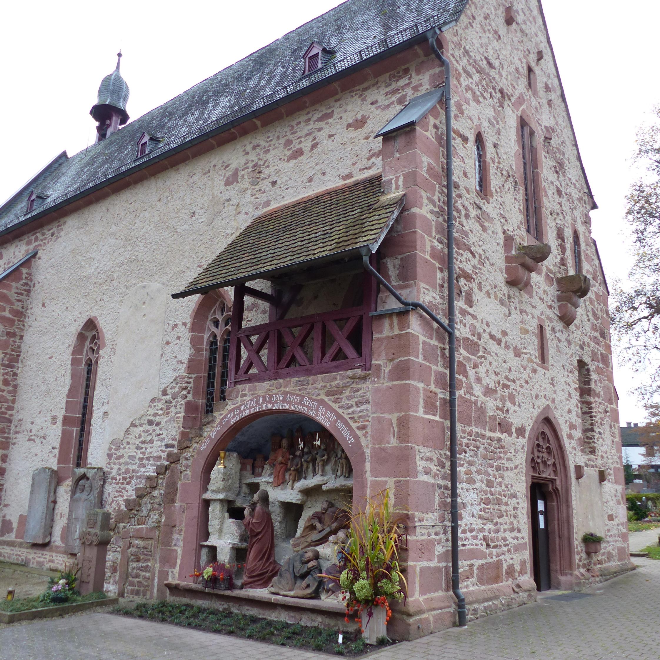 Restaurierte Ölberggruppe an der Seite der Friedhofskapelle in Hirschhorn