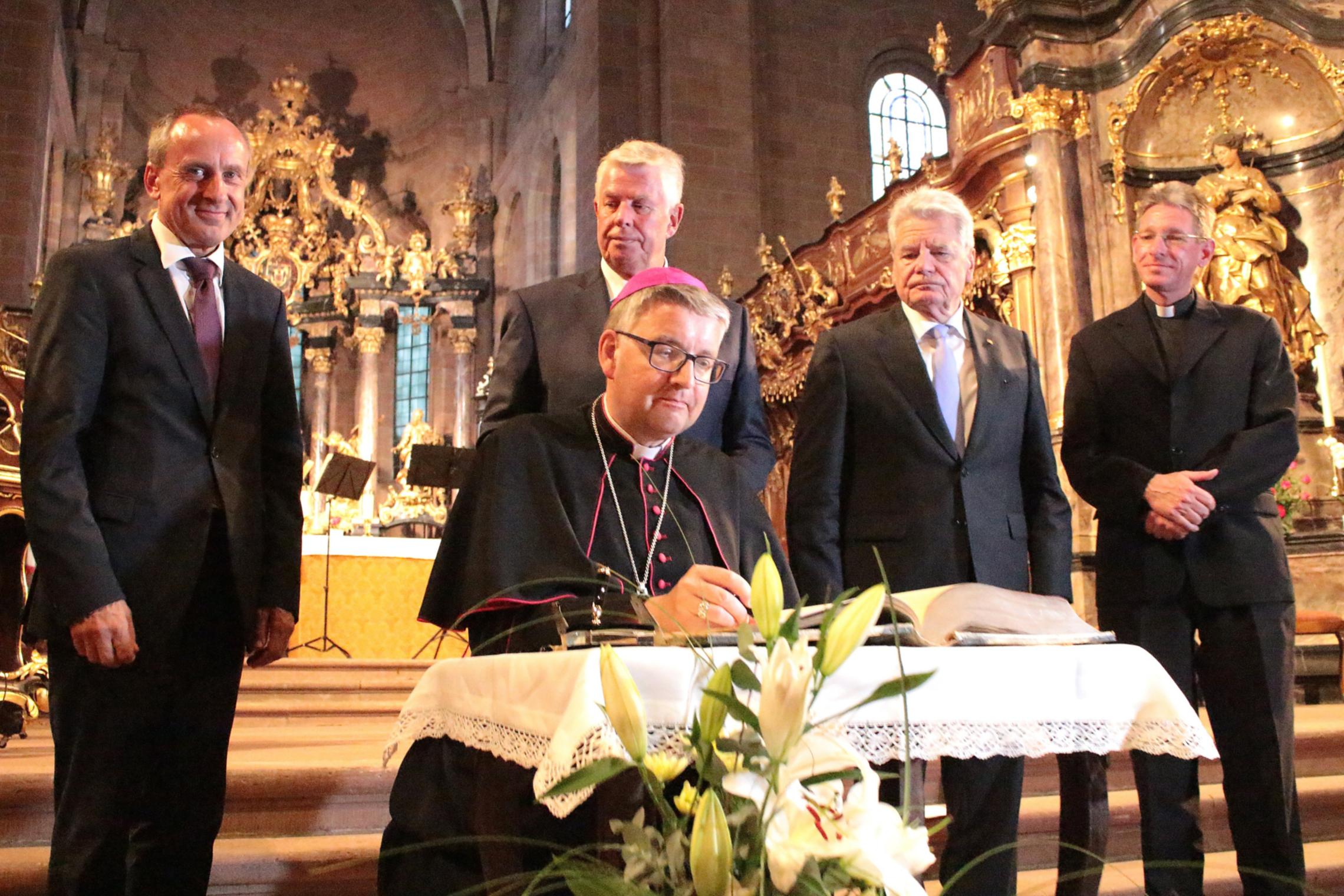 Worms, 9. Juni 2018: Am Ende des Festaktes trug sich Bischof Peter Kohlgraf in das Goldene Buch der Stadt Worms ein; dahinter (v.l.n.r.) Staatsminister Konrad Wolf, Oberbürgermeister Michael Kissel, Joachim Gauck und Propst Tobias Schäfer.