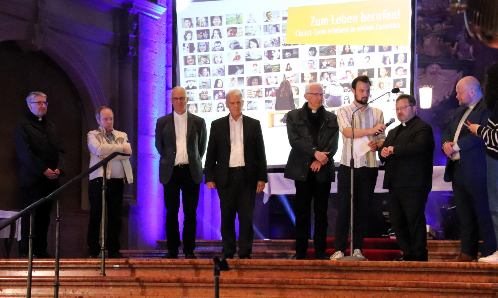 Die Firmspender beantworteten die Fragen der Jugendlichen (c) Bistum Mainz/Hoffmann