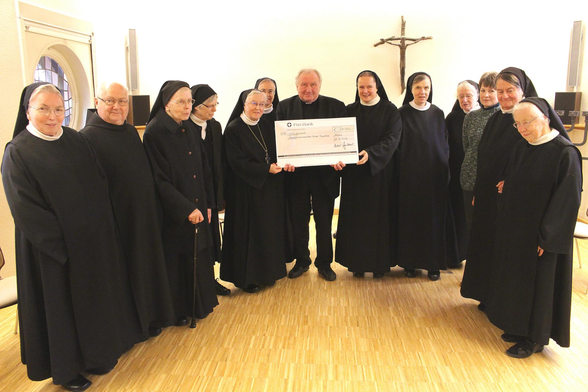 Altenstadt, 8. Dezember 2016: Der Flüchtlingsfonds des Bistums Mainz fördert ein Flüchtlingsprojekt in der Benediktinerinnenabtei Kloster Engelthal bei Altenstadt in der Wetterau mit 50.000 Euro. Der Diözesanadministrator des Bistums Mainz, Prälat Dietmar Giebelmann, hat der Äbtissin des Klosters, Elisabeth Kralemann OSB, dafür am Donnerstag, 8. Dezember, einen symbolischen Scheck überreicht.