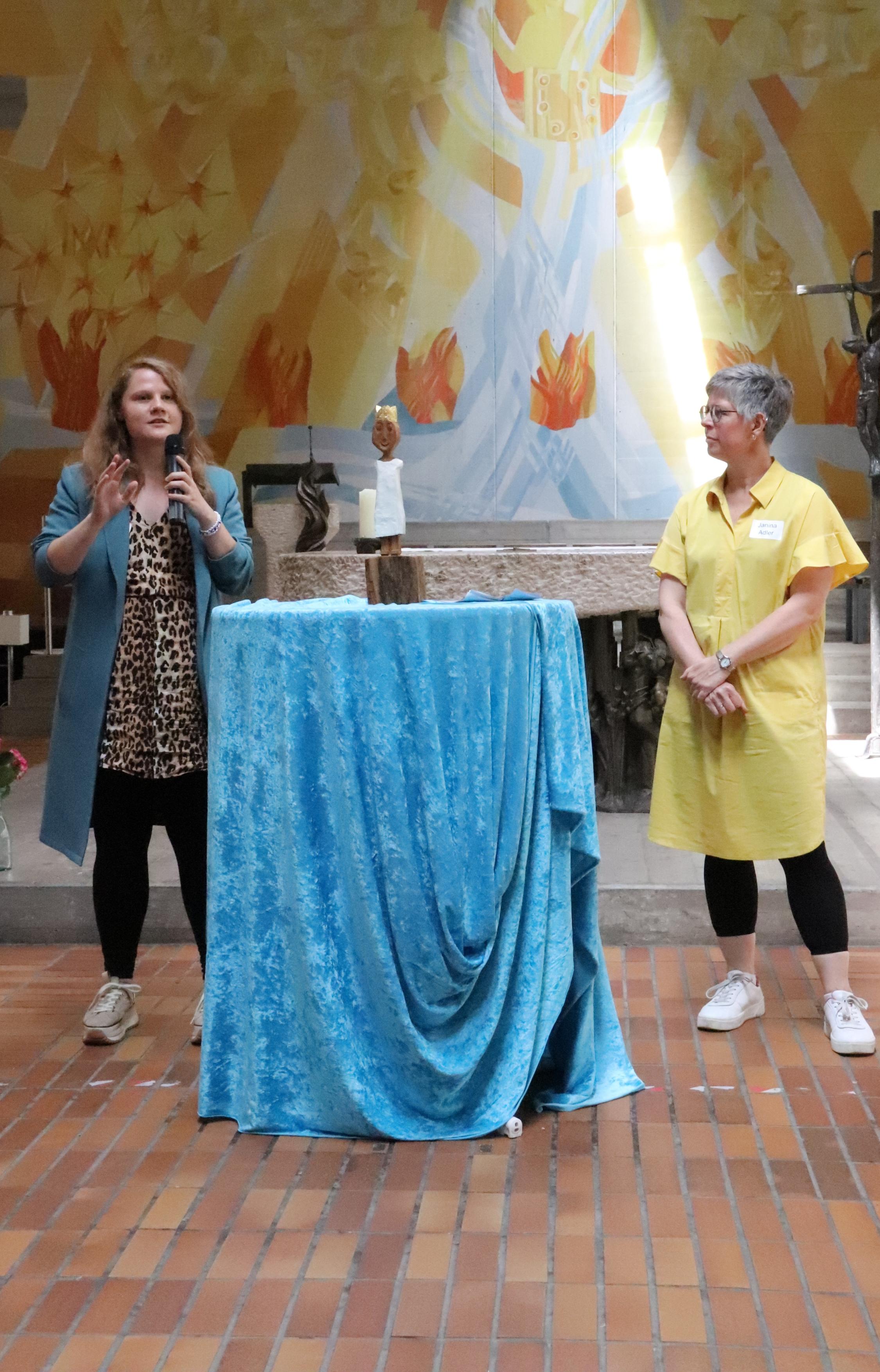 Lisa Quarch (links) und Janina Adler beim Auftakt der Veranstaltung