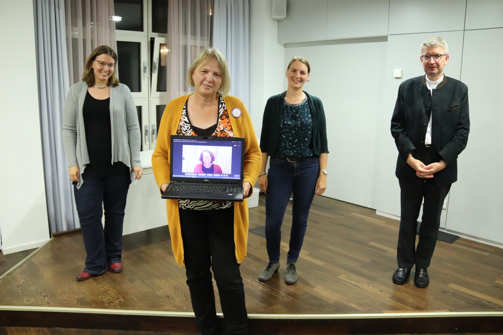 Die vier Sprecherinnen der Frauenkommission (von links): Nicola Diefenbach, Andrea Keber, Ursula Büsch (im Bildschirm), und Ina May. Rechts daneben: Bischof Peter Kohlgraf (c) Bistum Mainz/ Hoffmann