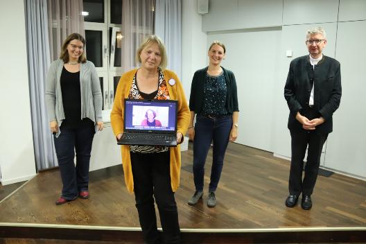 Die vier Sprecherinnen der Frauenkommission (von links): Nicola Diefenbach, Andrea Keber, Ursula Büsch (im Bildschirm), und Ina May. Rechts daneben: Bischof Peter Kohlgraf