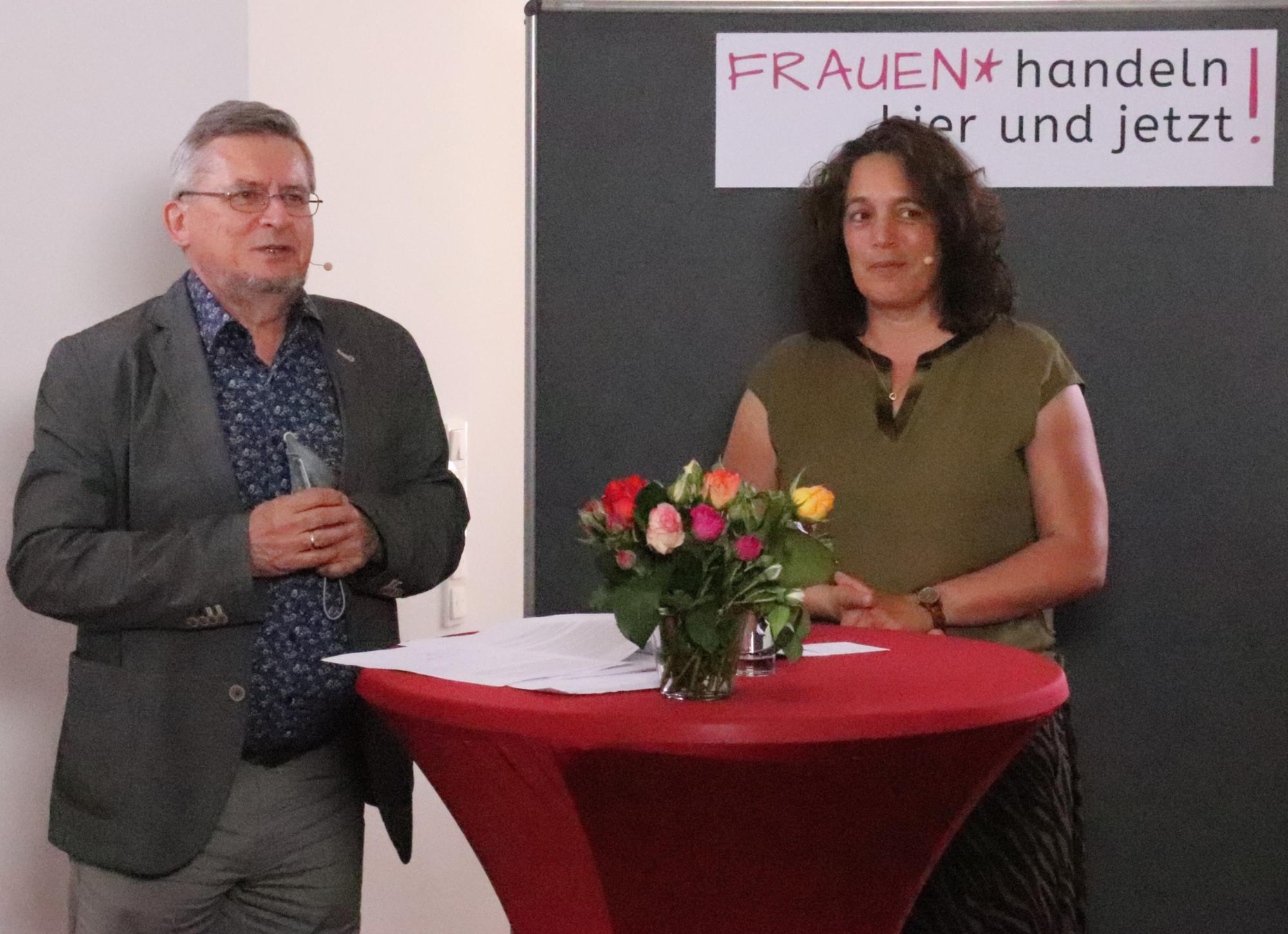 Hans Jürgen Dörr richtet ein Grußwort an die Frauenversammlung