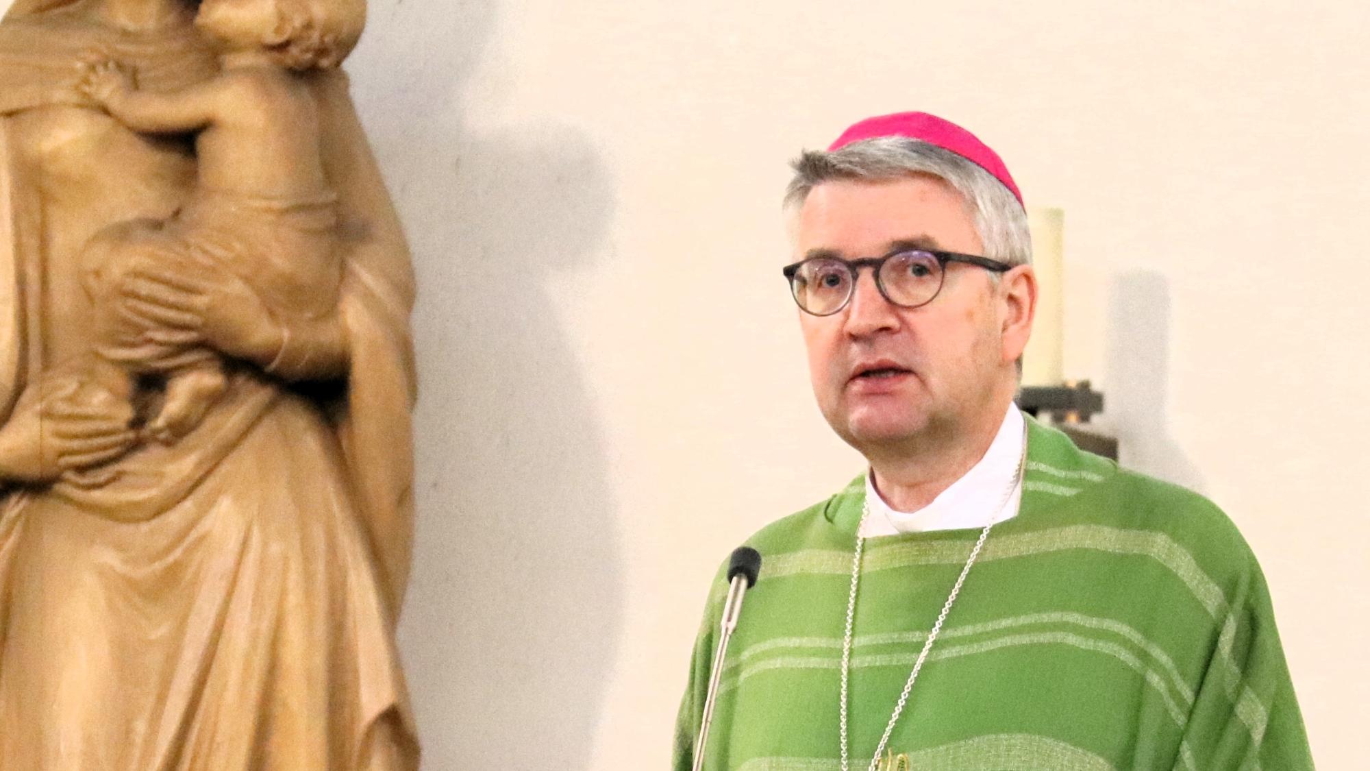 Bischof Peter Kohlgraf bei seiner Predigt anlässlich des Weltfriedenstages 2024 in Frankfurt, Nieder Eschbach