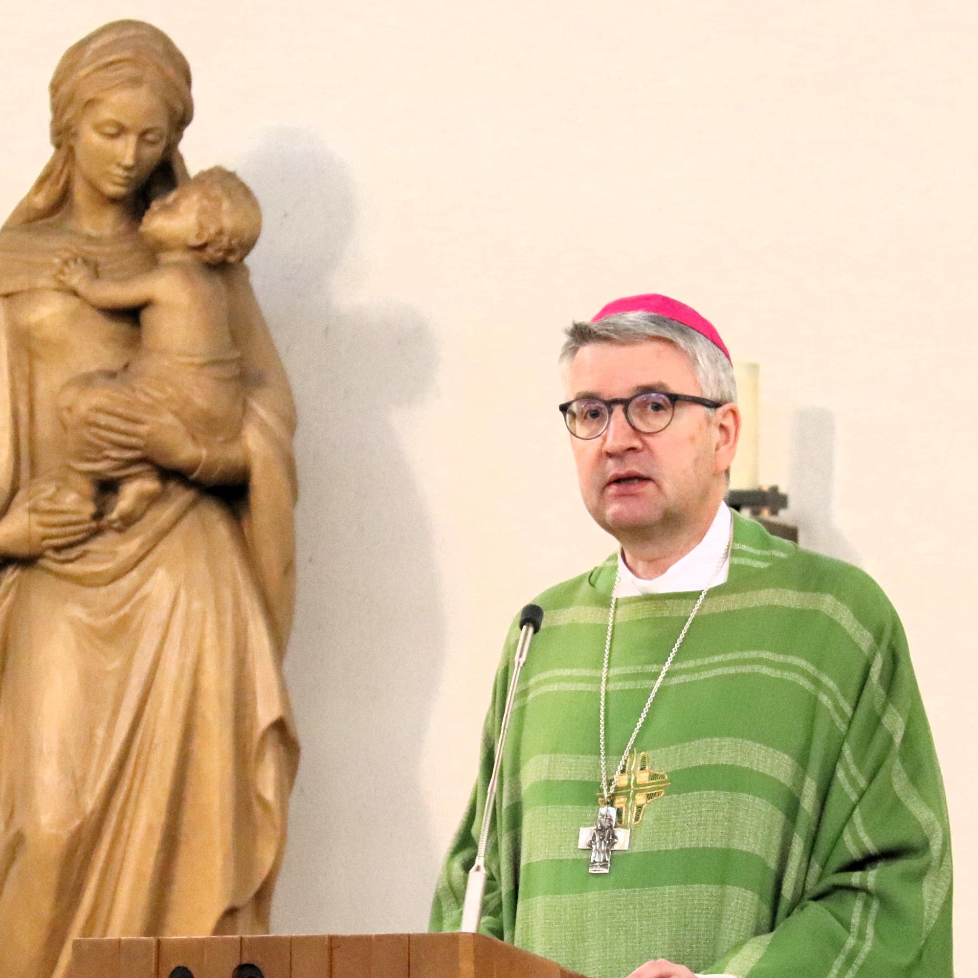 Bischof Peter Kohlgraf bei seiner Predigt anlässlich des Weltfriedenstages 2024 in Frankfurt, Nieder Eschbach