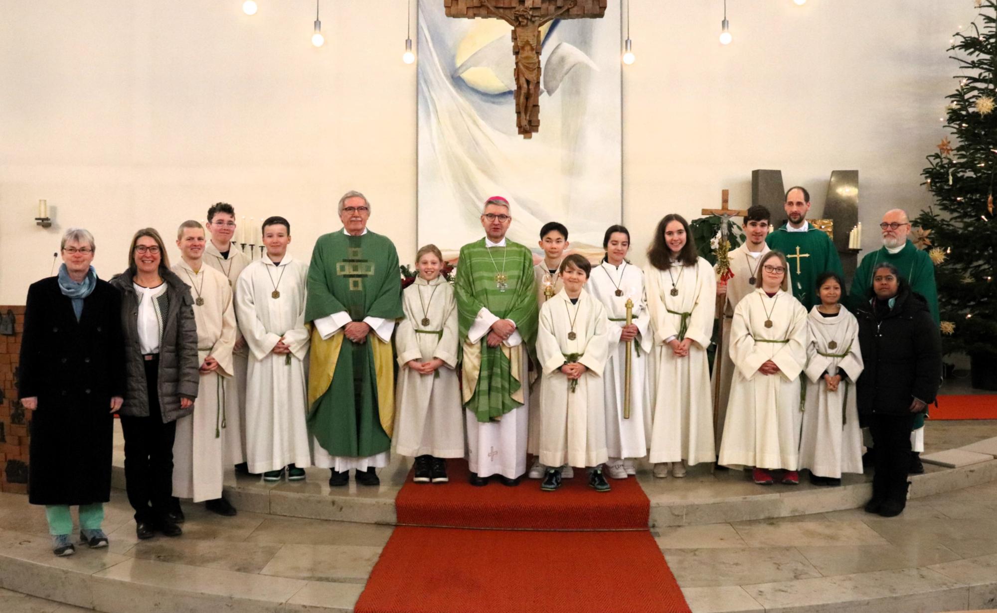 Gruppenfoto nach dem Gottesdienst zum Weltfriedenstag in Frankfurt, Nieder Eschbach (c) Bistum Mainz/Hoffmann