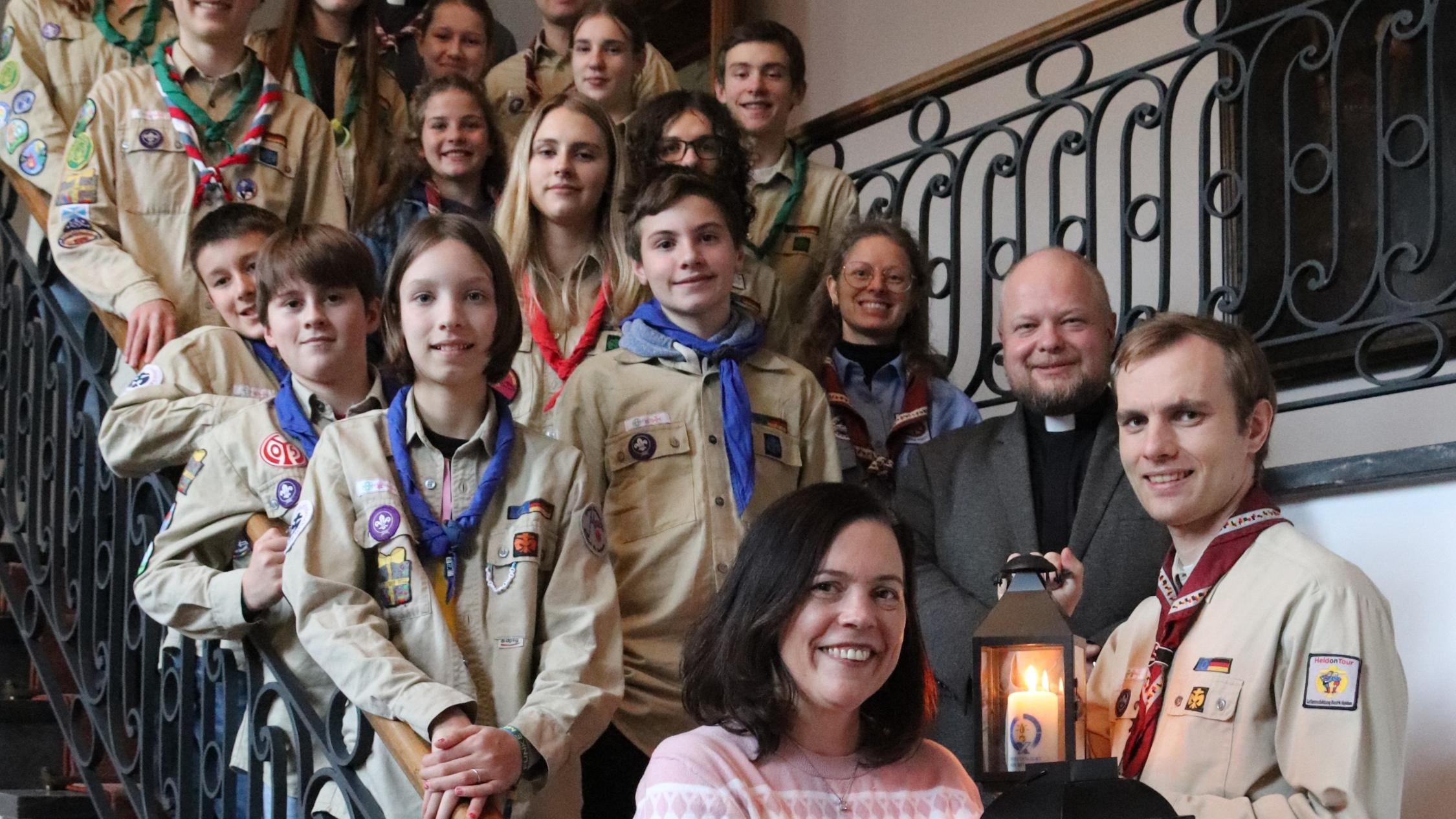 Pfadfinderinnen und Pfadfinder bringen das Friedenslicht ins Bischöfliche Ordinariat