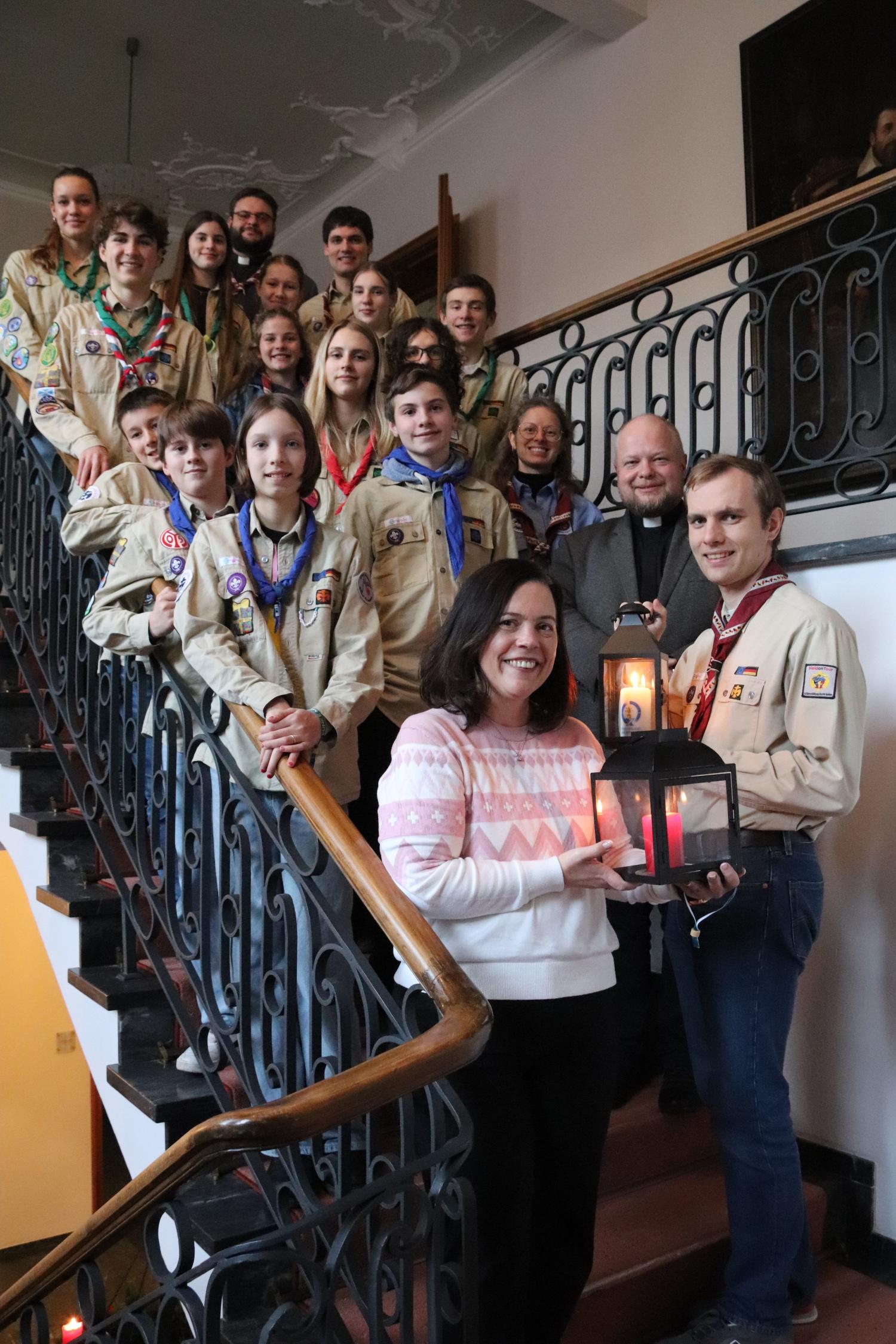 Pfadfinderinnen und Pfadfinder bringen das Friedenslicht ins Bischöfliche Ordinariat (c) Bistum Mainz/Hoffmann