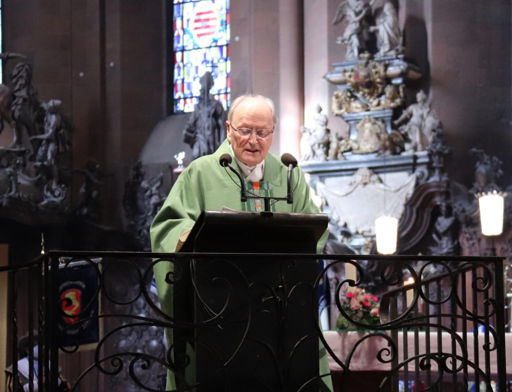 Der emeritierte Mainzer Domdekan Heinz Heckwolf bei seiner Predigt im Gardegottesdienst 2022 (c) Bistum Mainz/Hoffmann