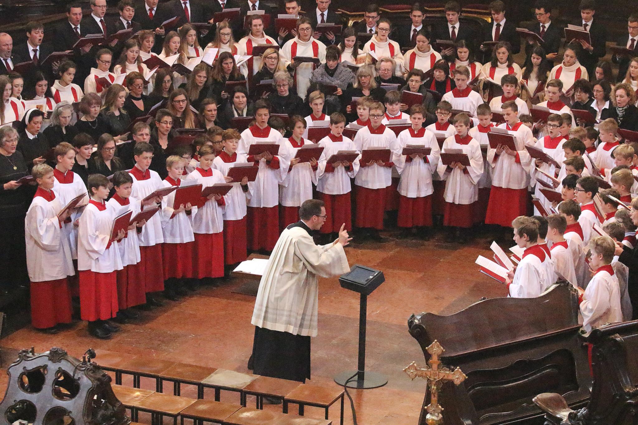 Mainz, 5. März 2017: Domkapellmeister Karsten Storck dirigierte bei der  Vesper anlässlich des doppelten Geburtstages den Mainzer Domchor, den Mädchenchor am Dom und St. Quintin sowie die Domkantorei St. Martin.
