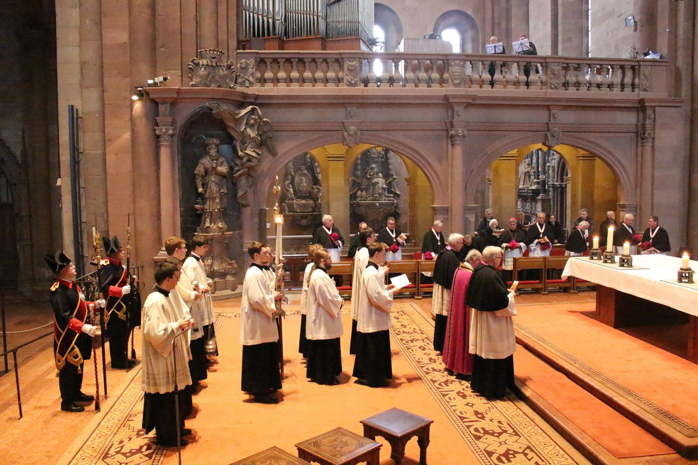 Mainz, 5. März 2017: Auszug nach der Vesper im Mainzer Dom vor der Feierstunde zum 75. Geburtstag von Domdekan Heckwolf und zum 50. Geburtstag von Weihbischof Bentz.