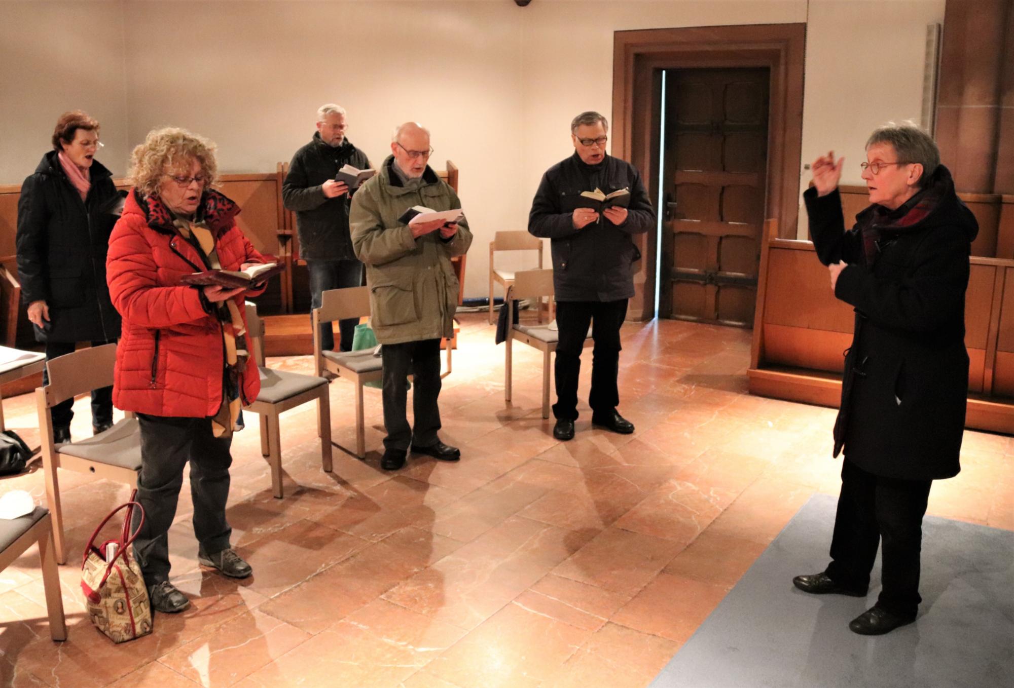 Regionalkantorin Mechthild Bitsch-Molitor bei einer Probe in der Kirche St. Stephan in Mainz-Gonsenheim