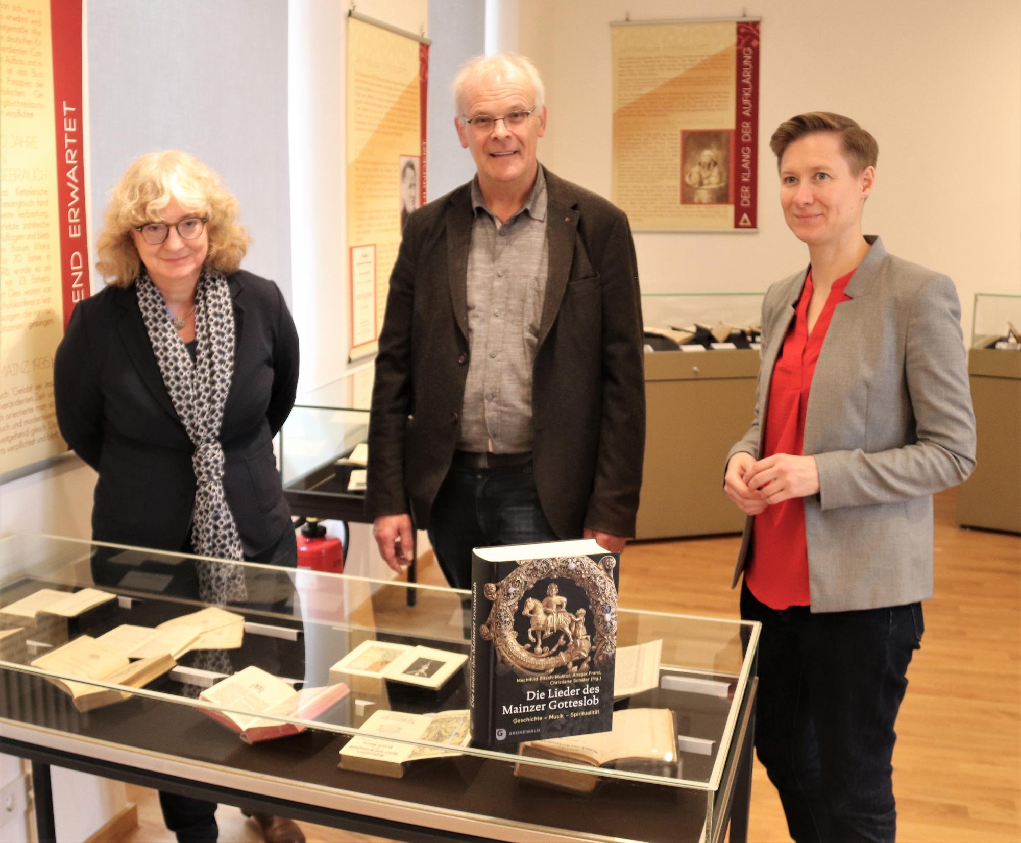 Präsentieren die Ausstellung (von links): Dr. Christiane Schäfer, Professor Dr. Ansgar Franz und Dr. Hedwig Suwelack (c) Bistum Mainz/Hoffmann