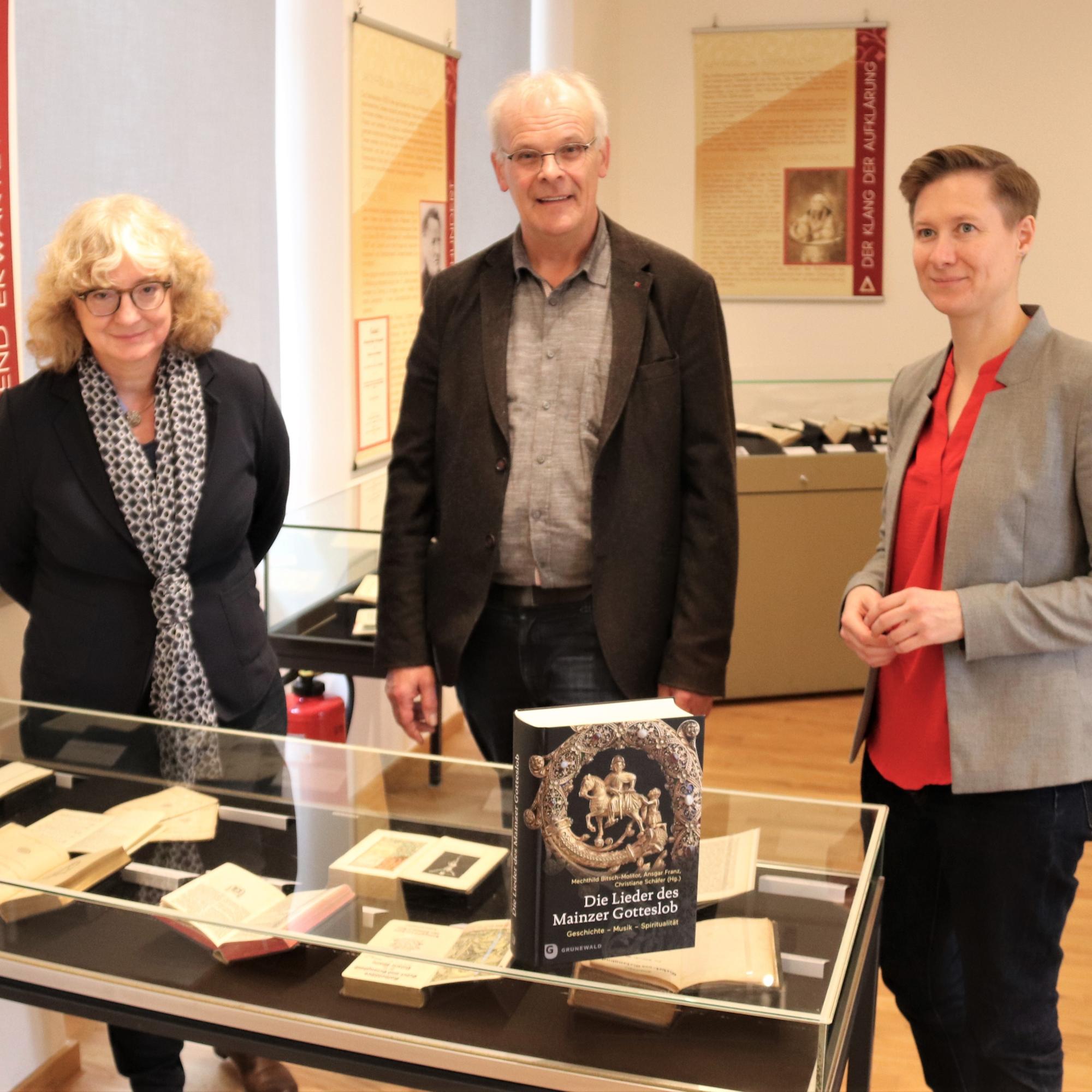 Präsentieren die Ausstellung (von links): Dr. Christiane Schäfer, Professor Dr. Ansgar Franz und Dr. Hedwig Suwelack