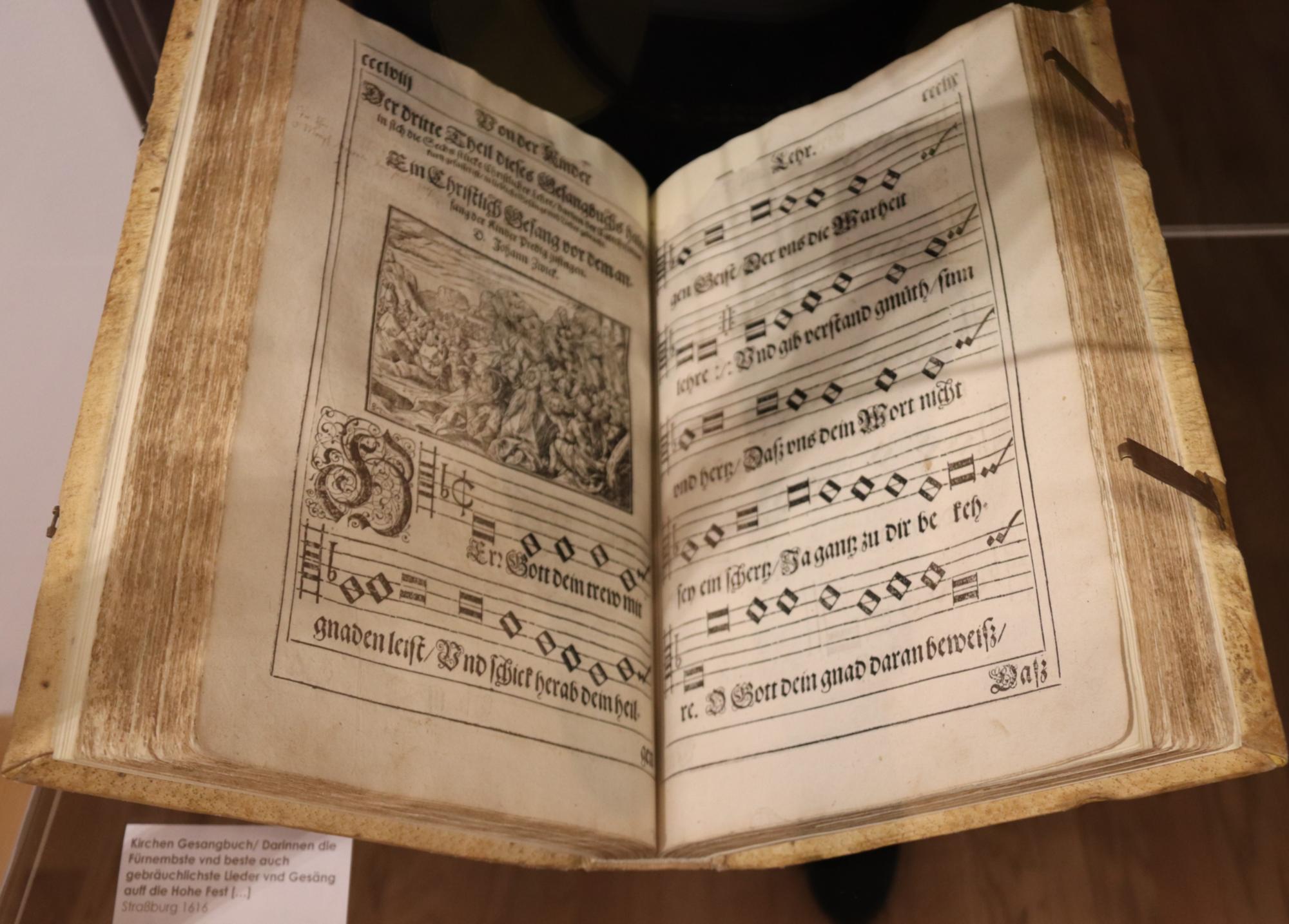Gesangbuch aus Straßburg aus dem Jahr 1616 (c) Bistum Mainz/Hoffmann
