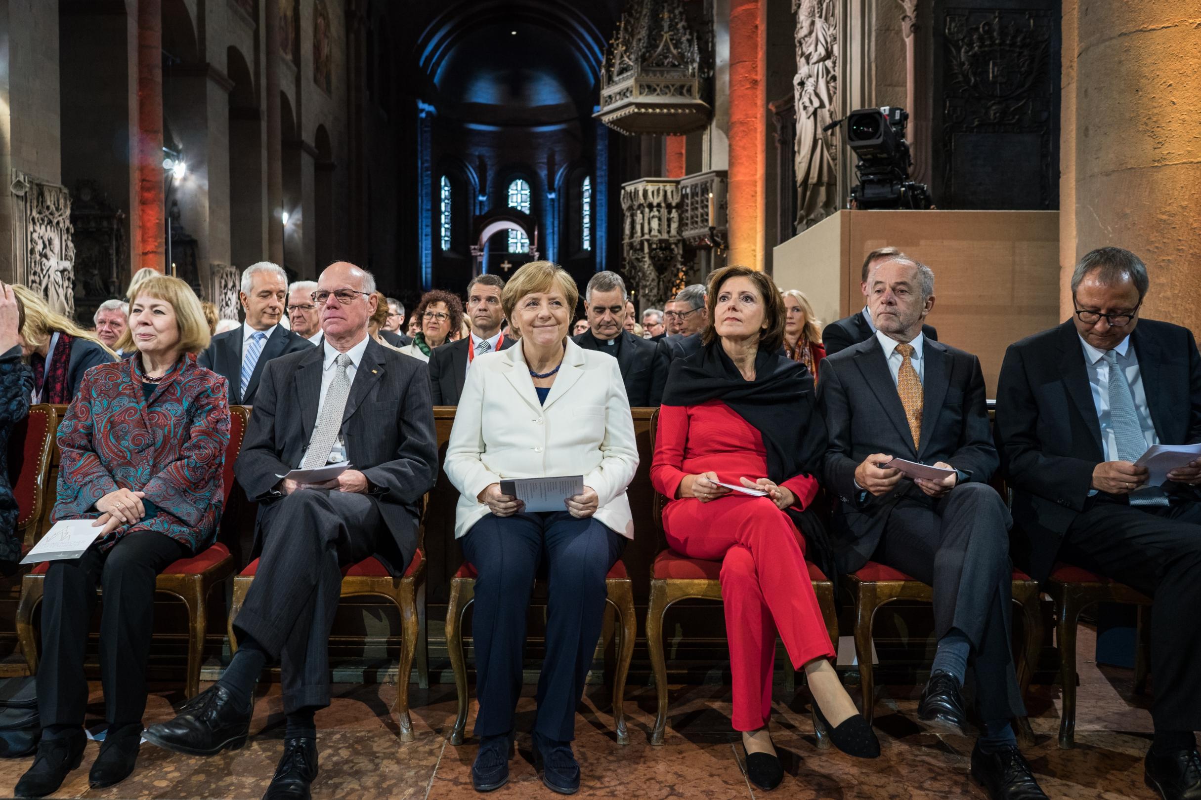 Mainz, 3.10.2017: An dem Gottesdienst zum Tag der Deutschen Einheit im Mainzer Dom nahmen auch Bundestagspräsident Norbert Lammert (2.v.l.), Bundeskanzlerin Angela Merkel (3.v.l.), Ministerpräsidentin Malu Dreyer (3.v.r.) und der Präsident des Bundesverfassungsgerichtes, Andreas Voßkuhle, teil