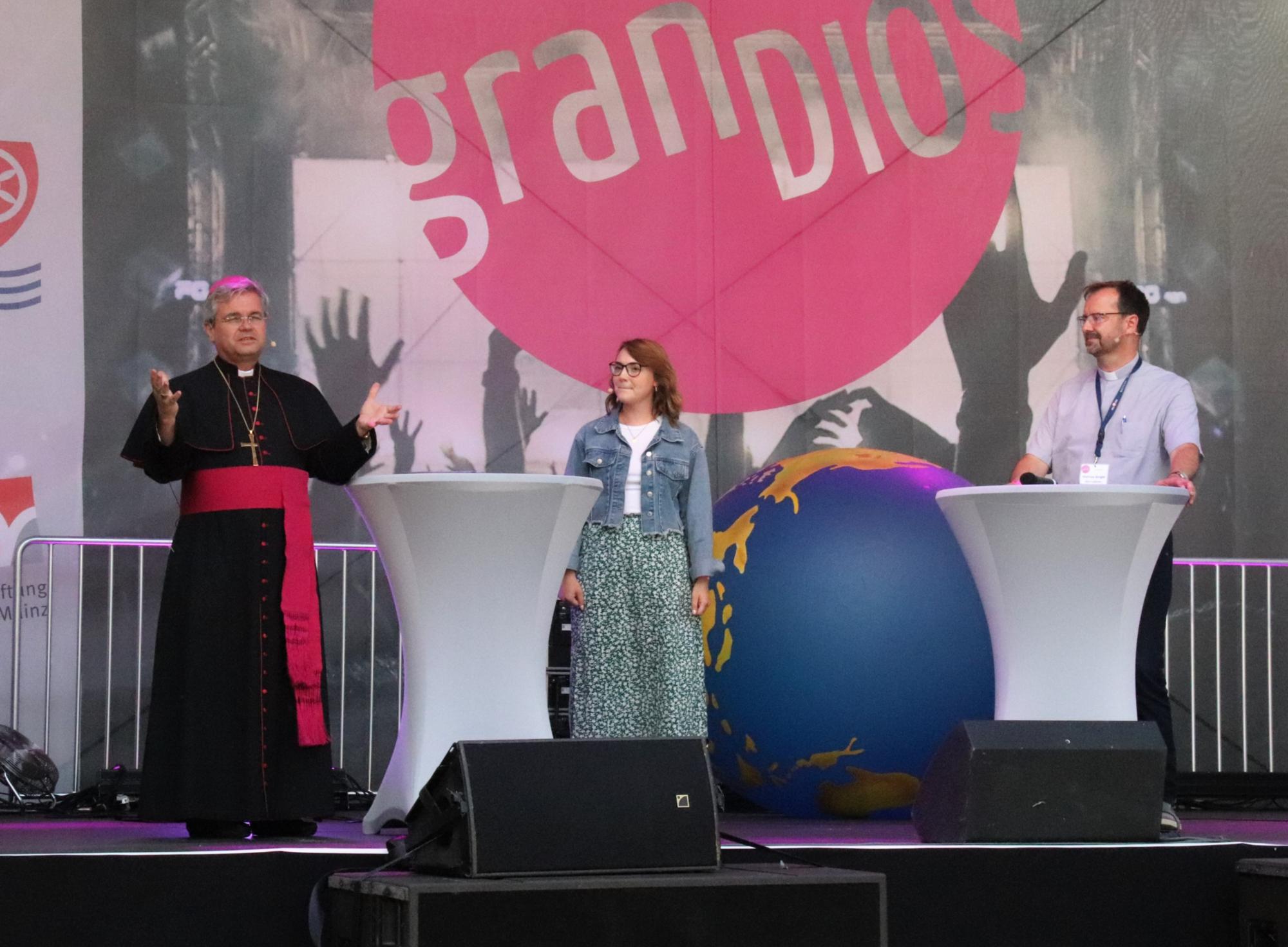 Der Mainzer Weihbischof und Generalvikar, Dr. Udo Markus Bentz, begrüßte die Teilnehmenden des Festival-Tages. Ann-Kathrin Marschall moderierte das 