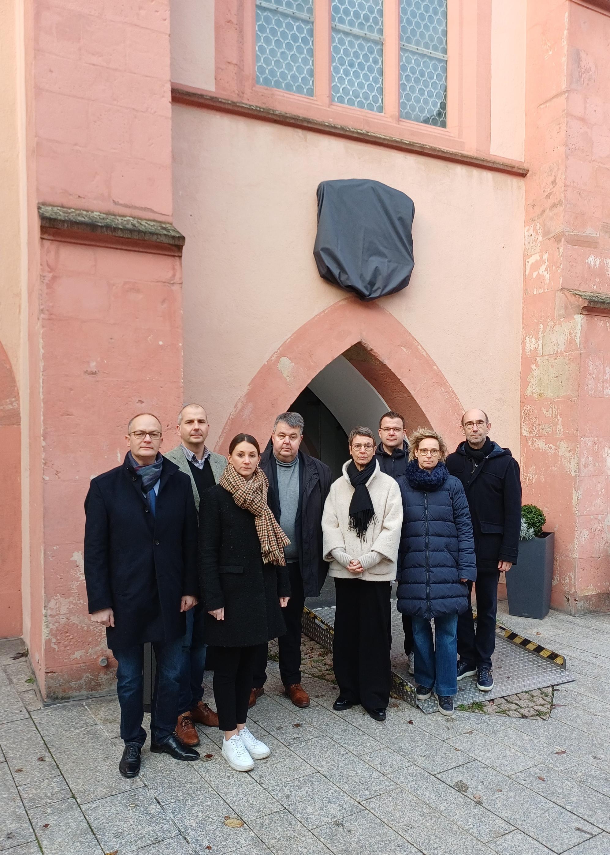 Mainz, 20. November 2025: Begleiteten die Verhüllungen im Erbacher Hof (v.l.n.r.): Andreas Linsenmann, Gereon Geissler, Andrea Pees, Armin Bierkandt, Elisabeth Eicher, Jochen Krause, Katharina Weyand und Michael Helwig. (c) Bistum Mainz