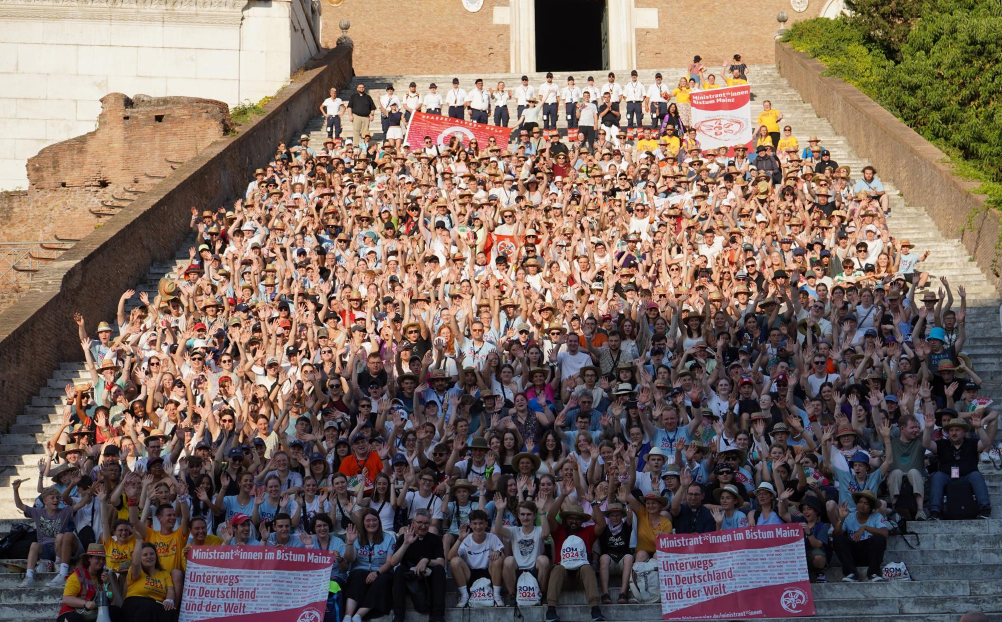 Gruppenbild der Ministrantinnen und Ministranten aus dem Bistum Mainz 2024 in Rom (c) Bistum Mainz/Matthias Makowski