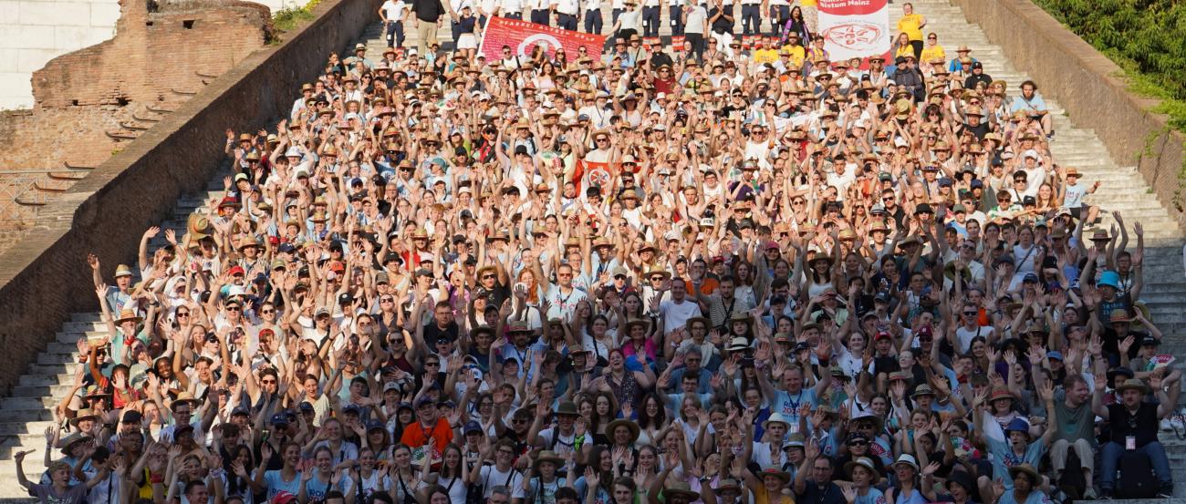 Gruppenbild der Ministrantinnen und Ministranten aus dem Bistum Mainz 2024 in Rom