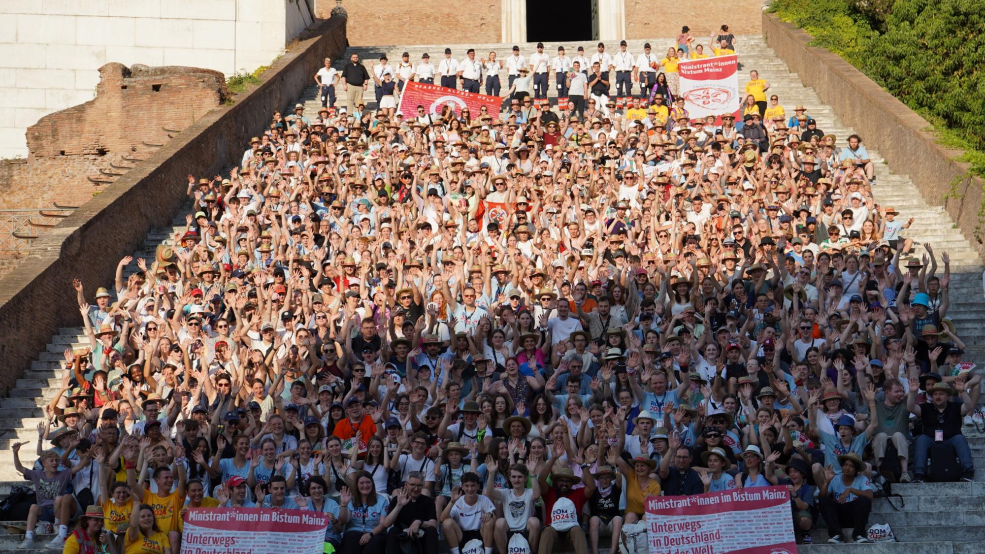 Gruppenbild der Ministrantinnen und Ministranten aus dem Bistum Mainz 2024 in Rom