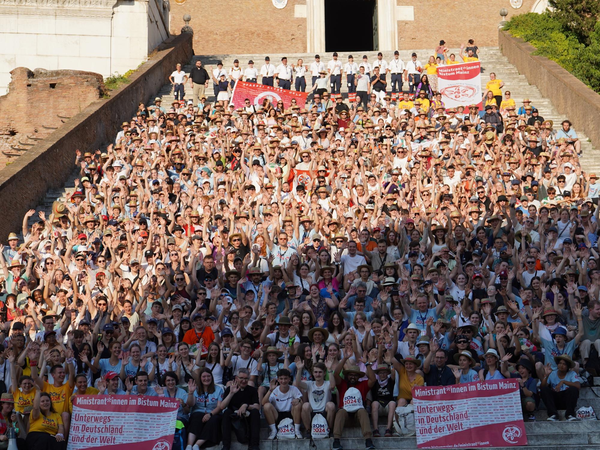 Gruppenbild der Ministrantinnen und Ministranten aus dem Bistum Mainz 2024 in Rom