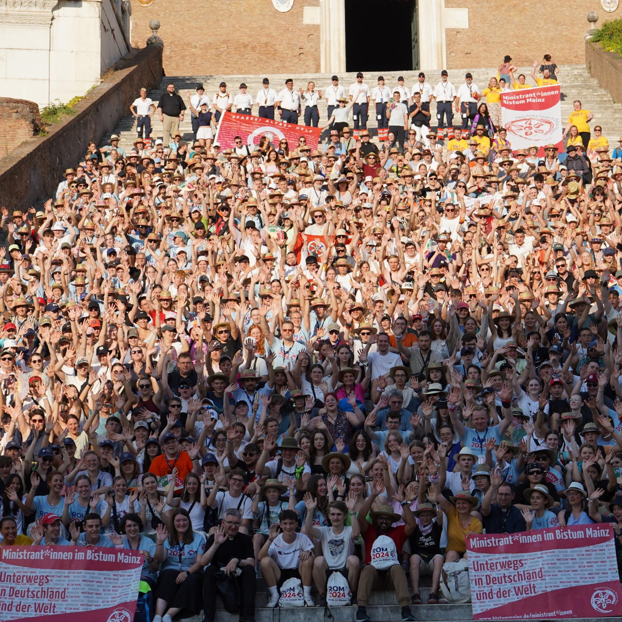 Gruppenbild der Ministrantinnen und Ministranten aus dem Bistum Mainz 2024 in Rom