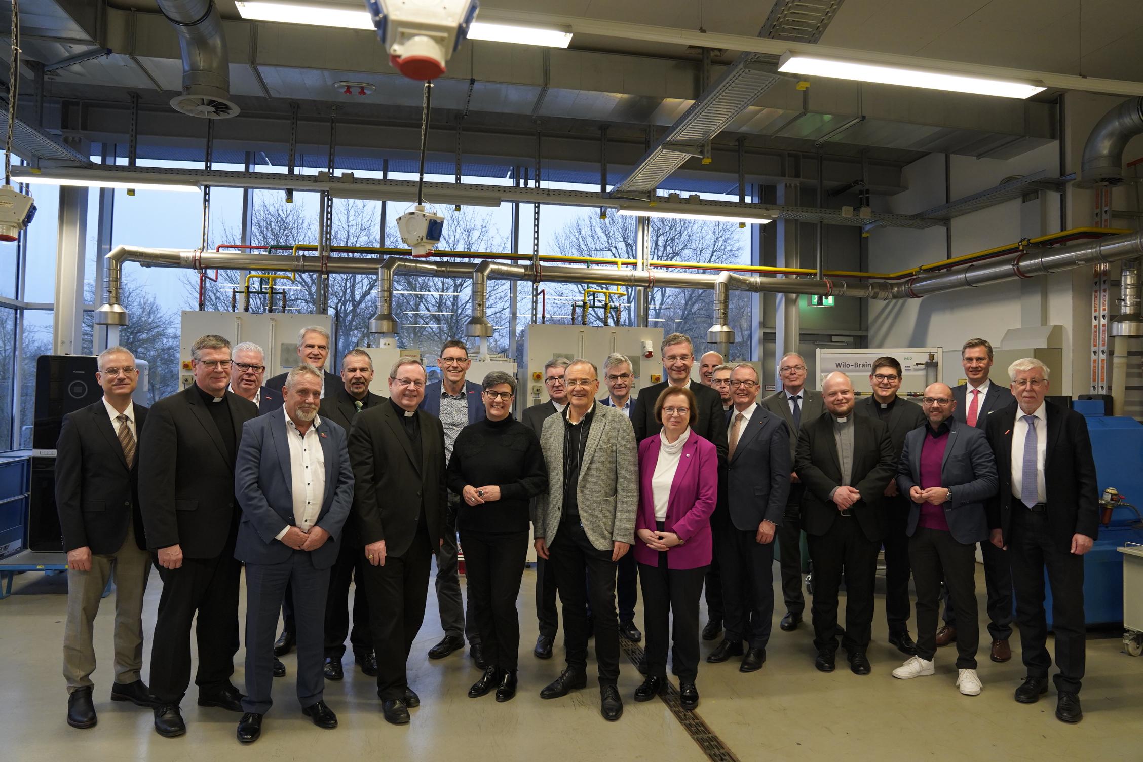 Gruppenbild beim Treffen der Hessischen Handwerkskammern mit den Kirchen in Hessen.