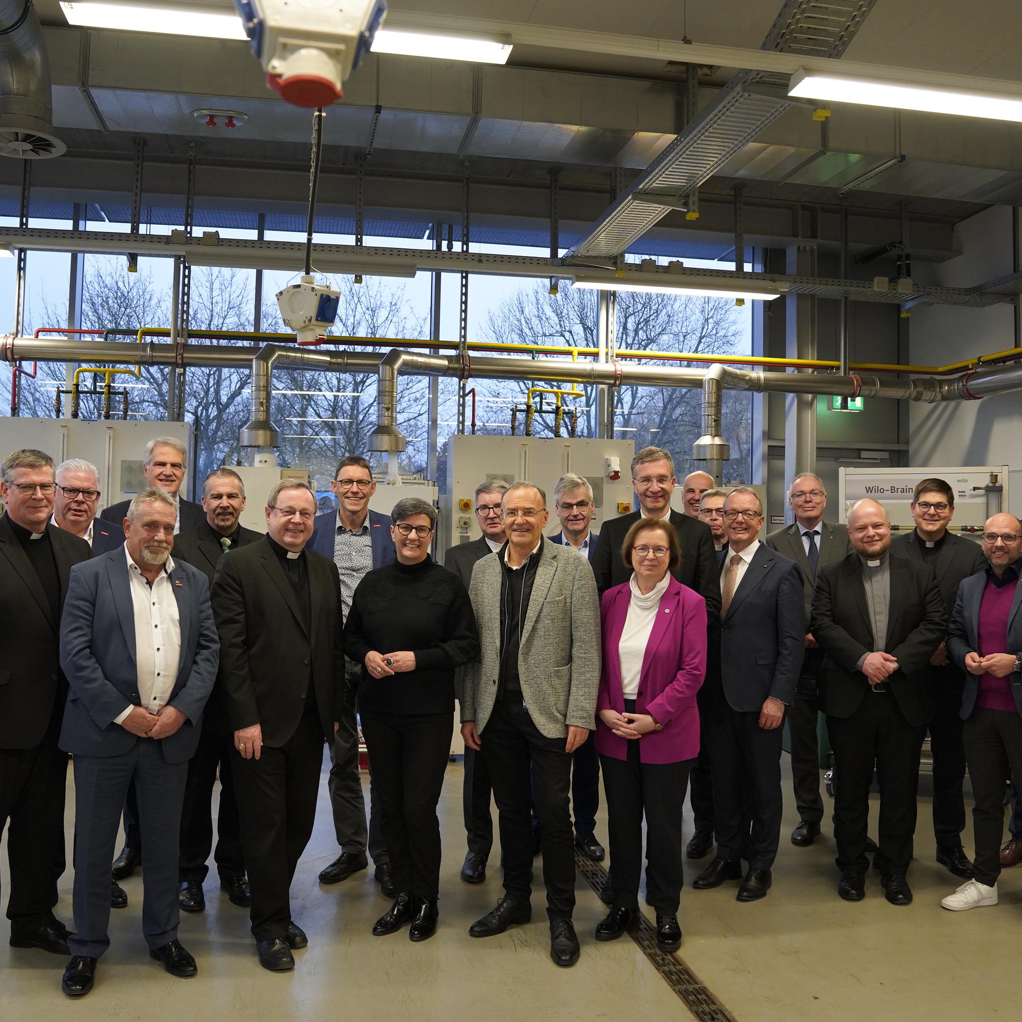 Gruppenbild beim Treffen der Hessischen Handwerkskammern mit den Kirchen in Hessen.