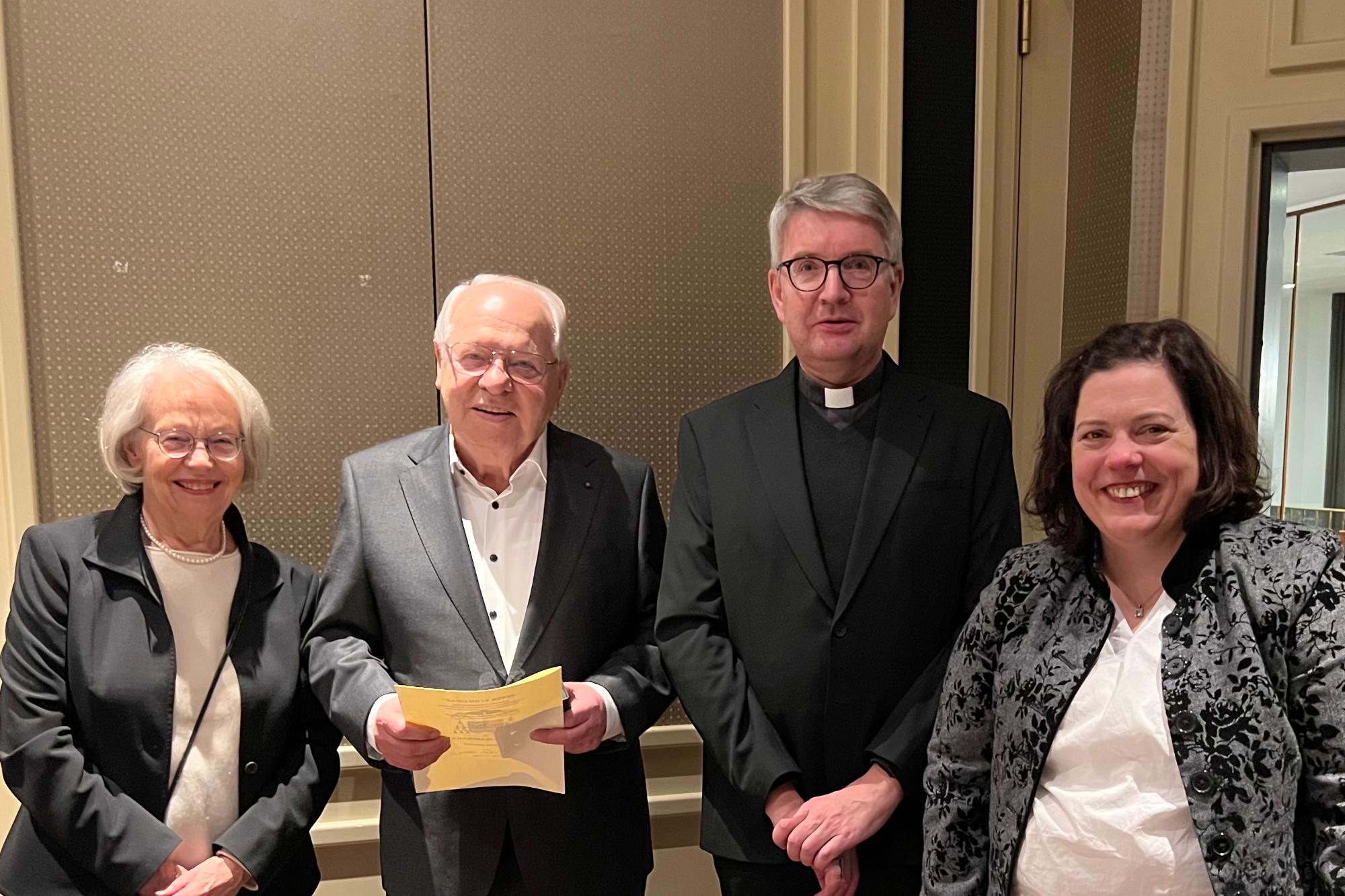 Mainz, 11. Dezember 2024: Bischof Peter Kohlgraf und die Bevollmächtigte Stephanie Rieth (ganz rechts) würdigten Heinz-Hermann Schnabel, der mit seiner Frau zur Verleihung gekommen war.