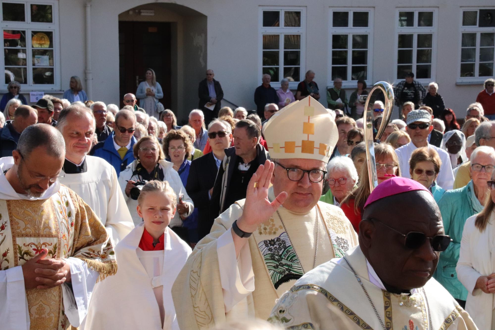 Bischof Kohlgraf feiert das Pontifikalamt beim Hildegardfest in Rüdesheim