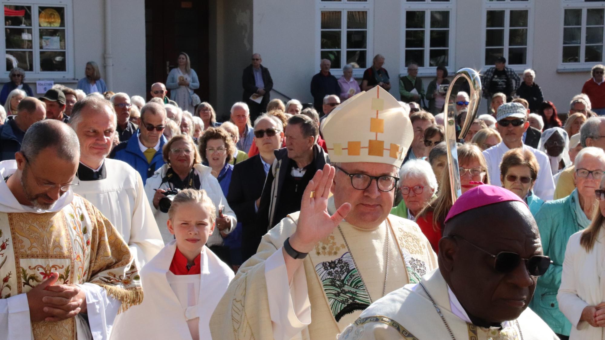 Bischof Kohlgraf feiert das Pontifikalamt beim Hildegardfest in Rüdesheim