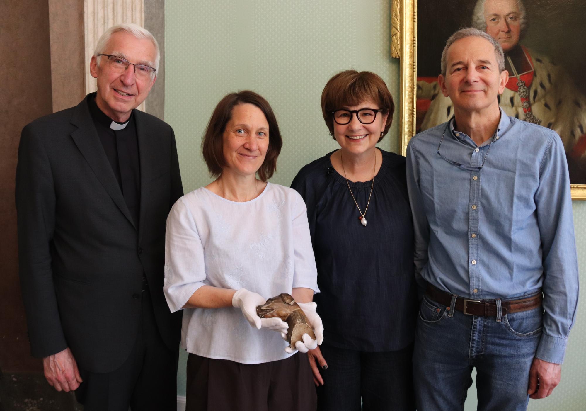 Treffen im Mainzer Dom- und Diözesanmuseum, von links: Domkapitular Professor Dr. Franz-Rudolf Weinert, Direktorin des Mainzer Dom- und Diözesanmuseums, Dr. Anja Lempges, Professorin Daška Domljan und ihr Mann Dr. Tomislav Luetić