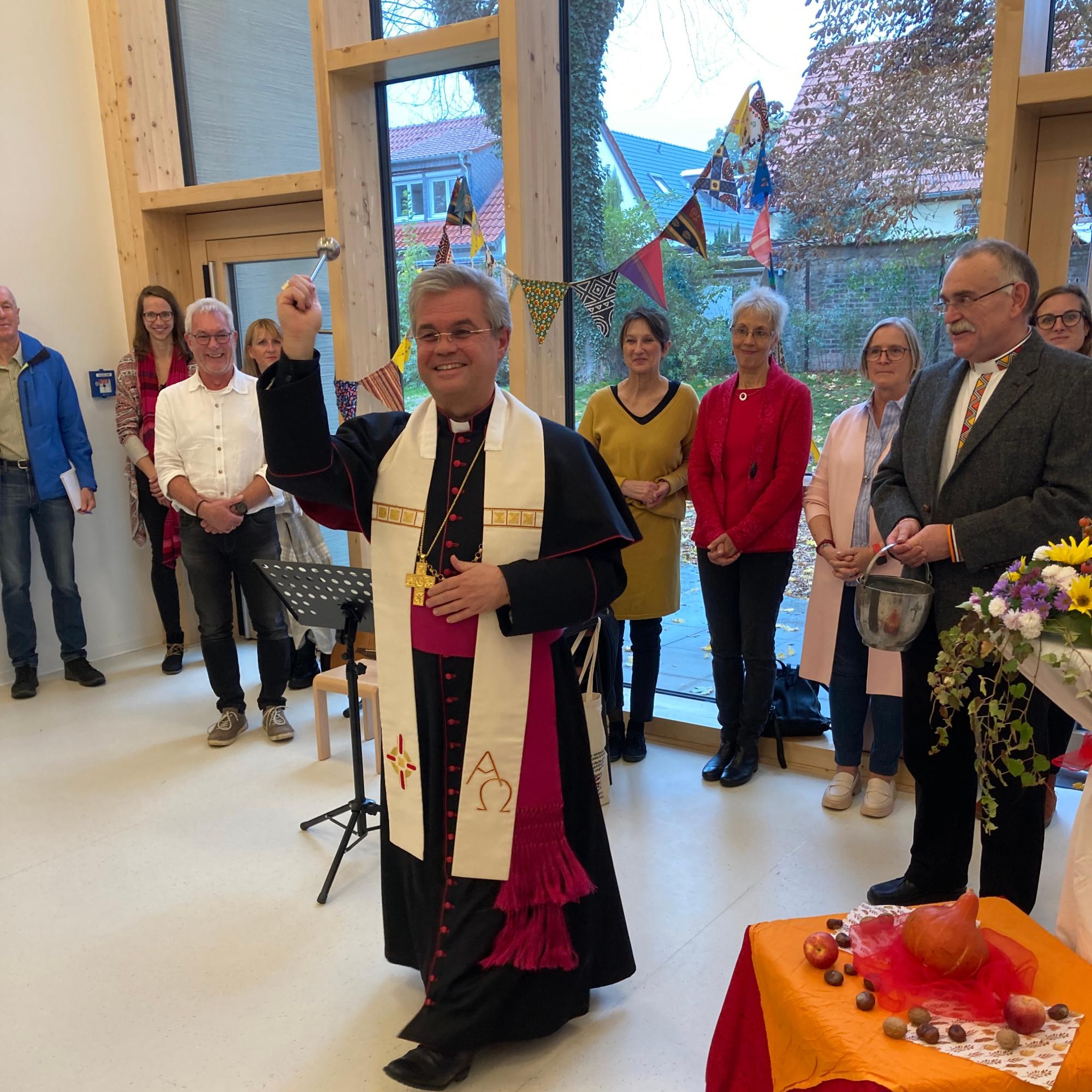 Weihbischof Dr. Udo Markus Bentz segnet die neuen Räume der Kita St. Georg in Mainz-Bretzenheim