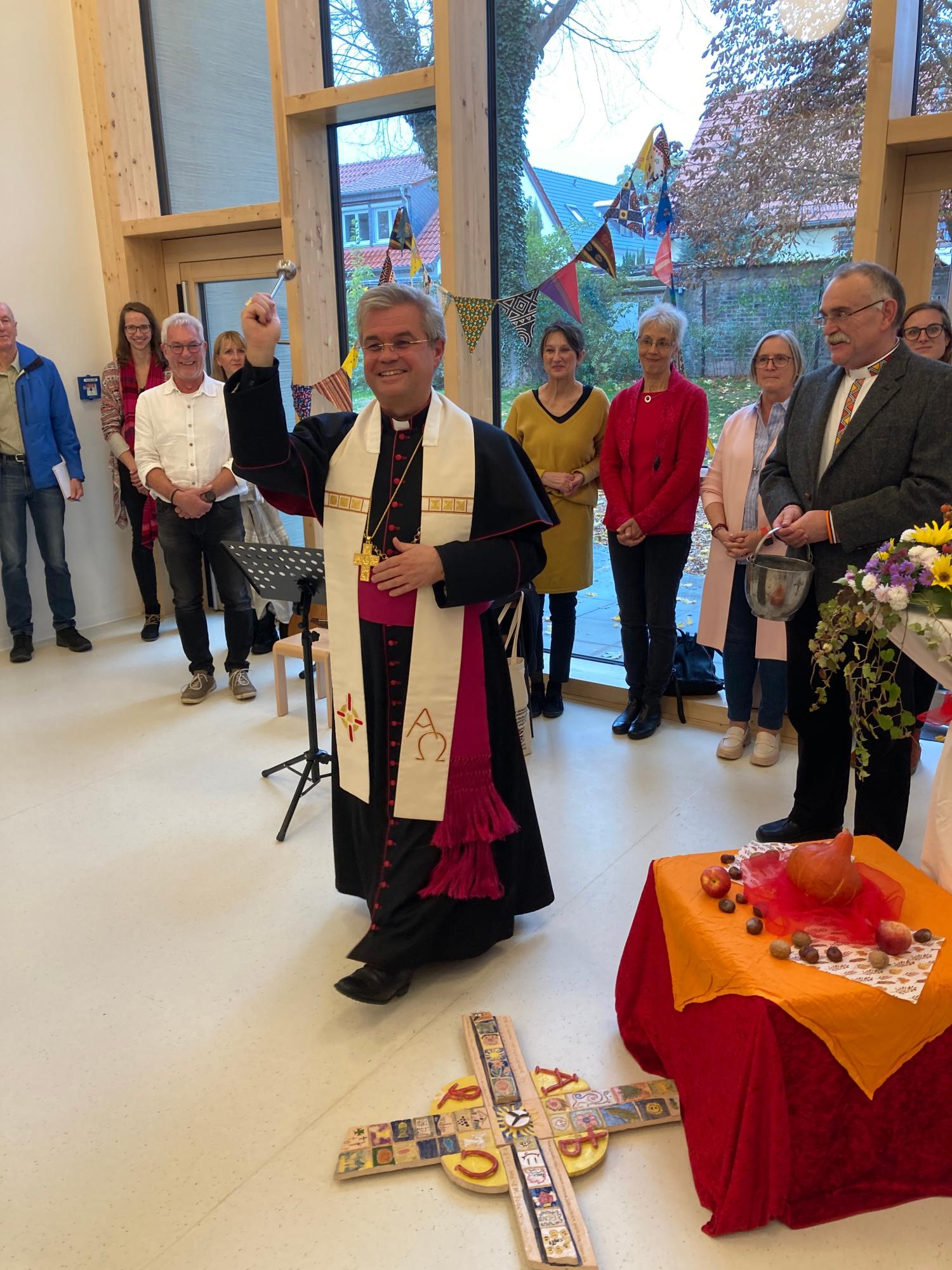 Weihbischof Dr. Udo Markus Bentz segnet die neuen Räume der Kita St. Georg in Mainz-Bretzenheim (c) Bistum Mainz/Hoffmann
