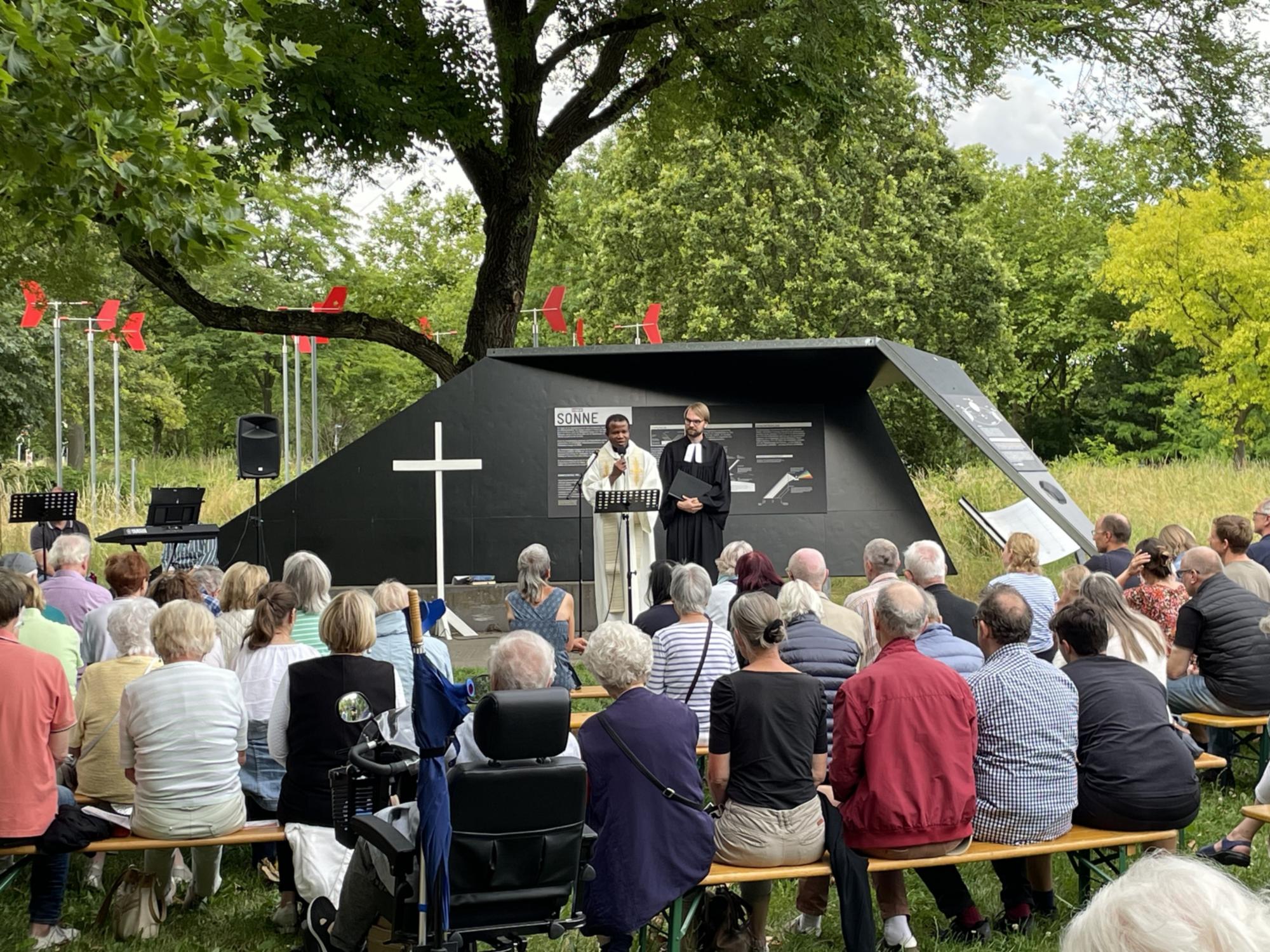 Ein neues Format ist zum Beispiel der Gottesdienst im Wetterpark in Offenbach (c) Michael Sustelo