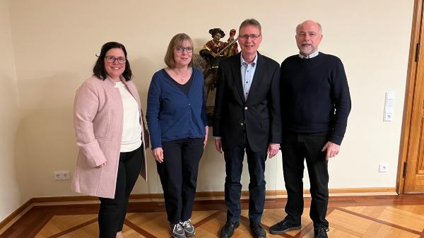Mainz, 7. April 2025: Vorstand der ökumenischen Voshage-Stiftung im Amt bestätigt (v.l.n.r.): die Bevollmächtigte des Generalvikars, Stephanie Rieth,  Pfarrerin Helga Nose, Dieter Schofer und Heribert Gabel.