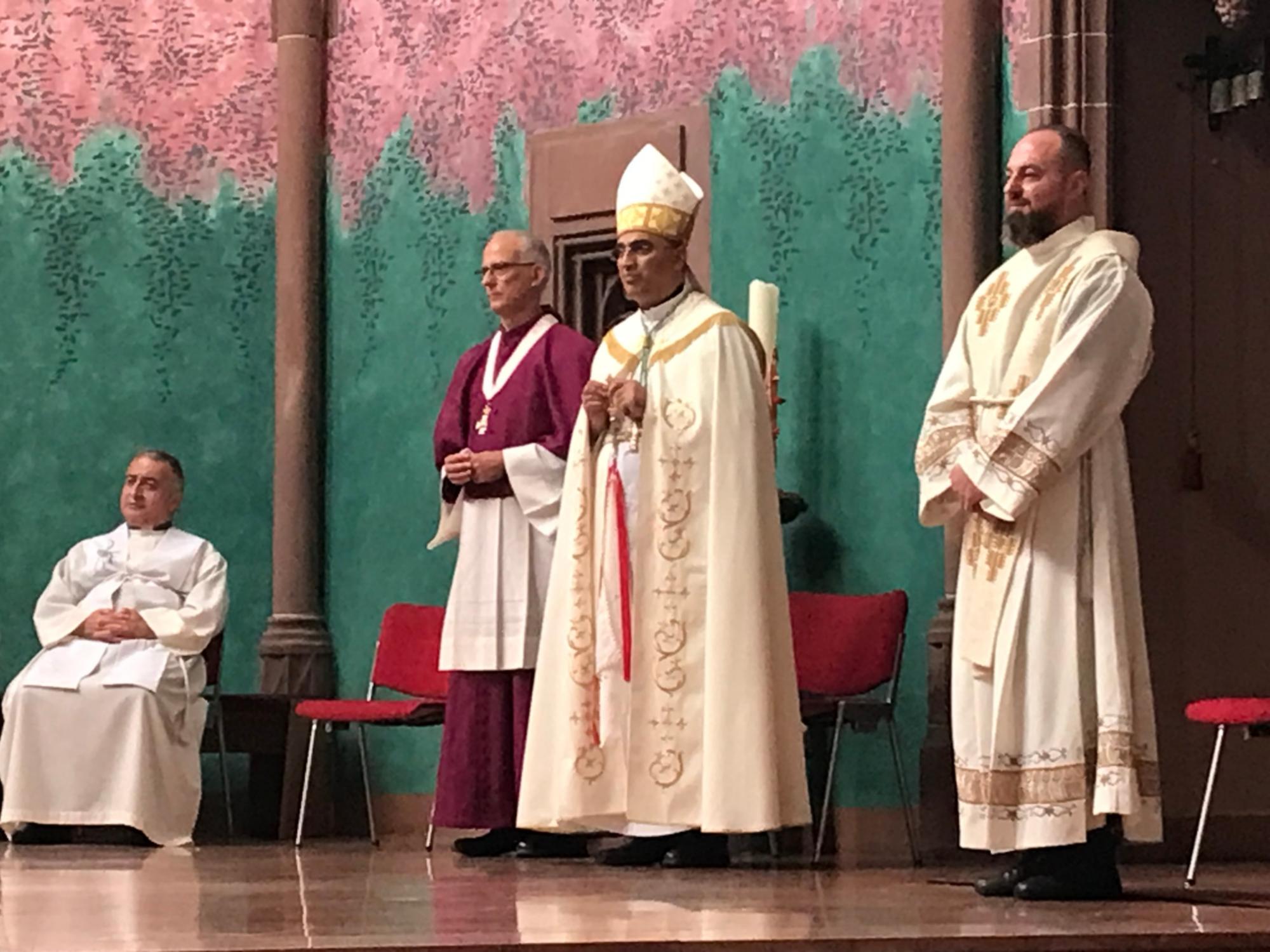 stehend von links nach rechts: Domkapitular Hans-Jürgen Eberhardt, Bischof Saad Sirop Hanna und der scheidende Pfarrer Sizar Happe (c) Bistum Mainz/Reininger