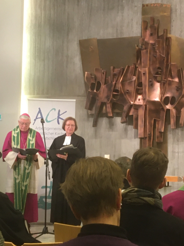 Weihbischof Dr. Thomas Löhr (Limburg) und Stellvertretende Kirchenpräsidentin der EKHN, Ulrike Scherf, beim gemeinsamen Gebet