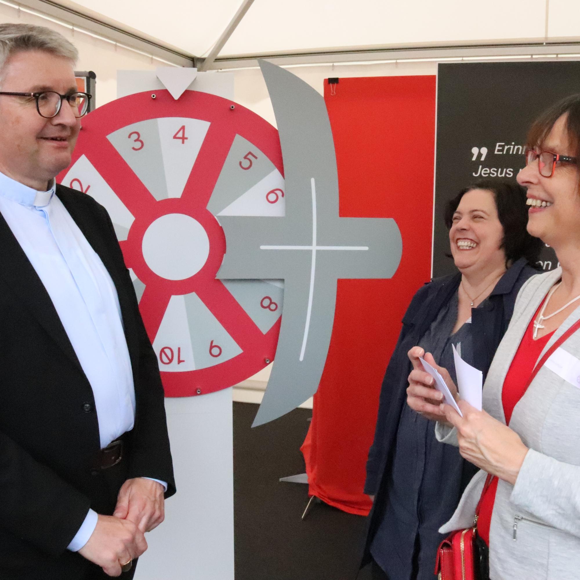 Bischof Kohlgraf und Stephanie Rieth besuchten den Stand des Bistums Mainz unter der Leitung von Susanne Metzger (rechts), Abteilungsleitung Öffentlichkeitsarbeit