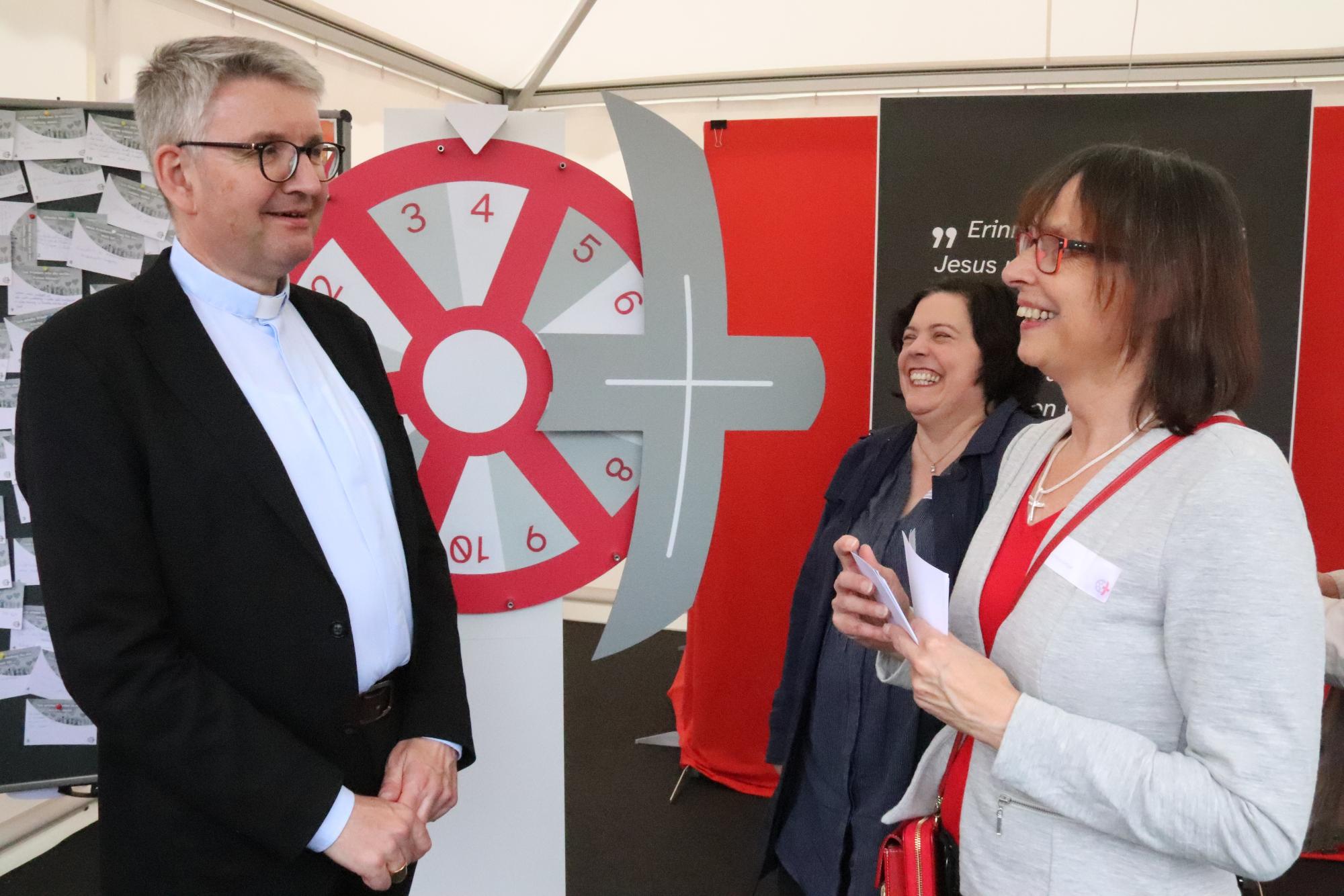Bischof Kohlgraf und Stephanie Rieth besuchten den Stand des Bistums Mainz unter der Leitung von Susanne Metzger (rechts), Abteilungsleitung Öffentlichkeitsarbeit