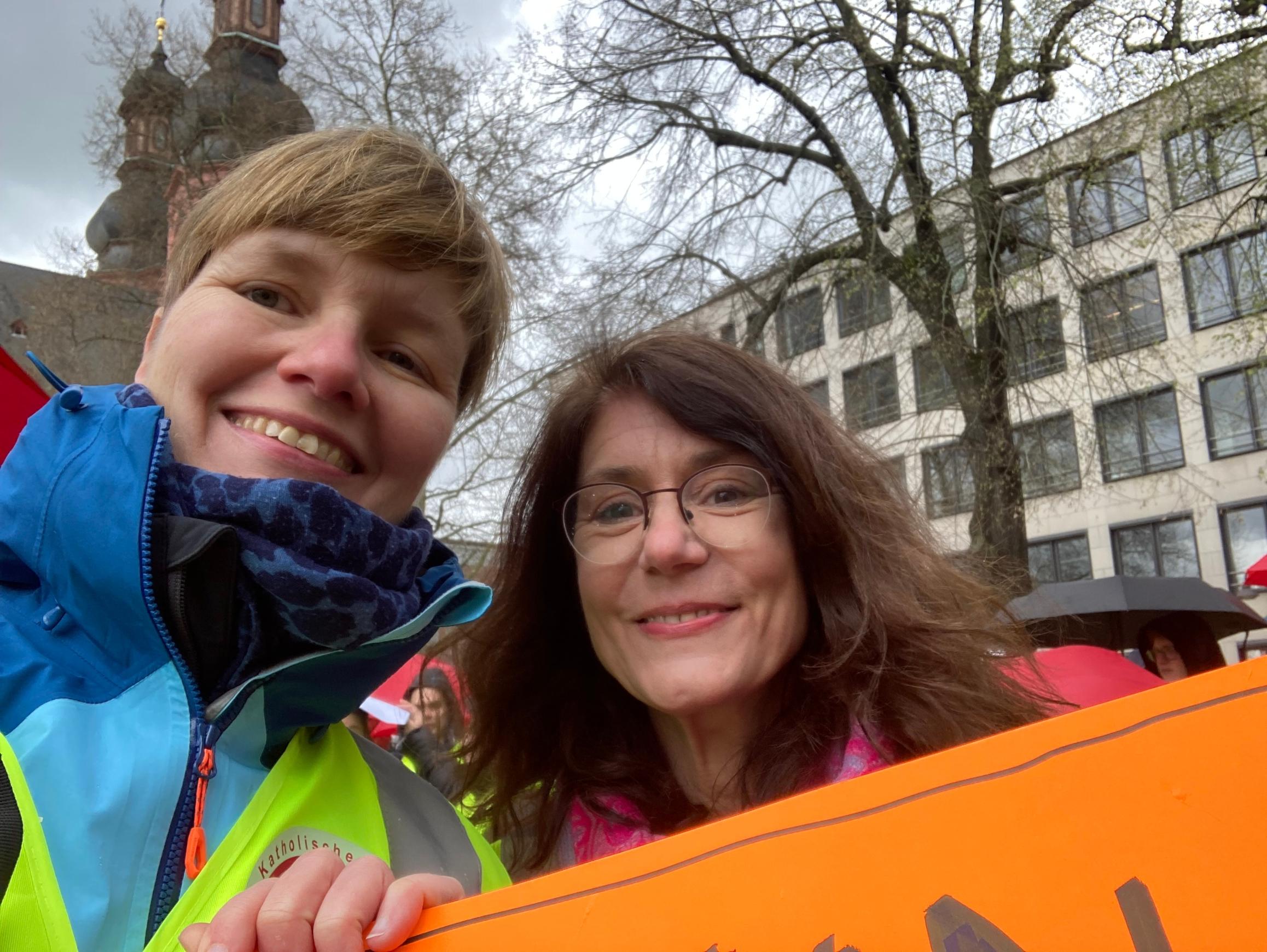 Eva Reuter (links) und Ingrid Reith von der Betriebsseelsorge Bistum Mainz