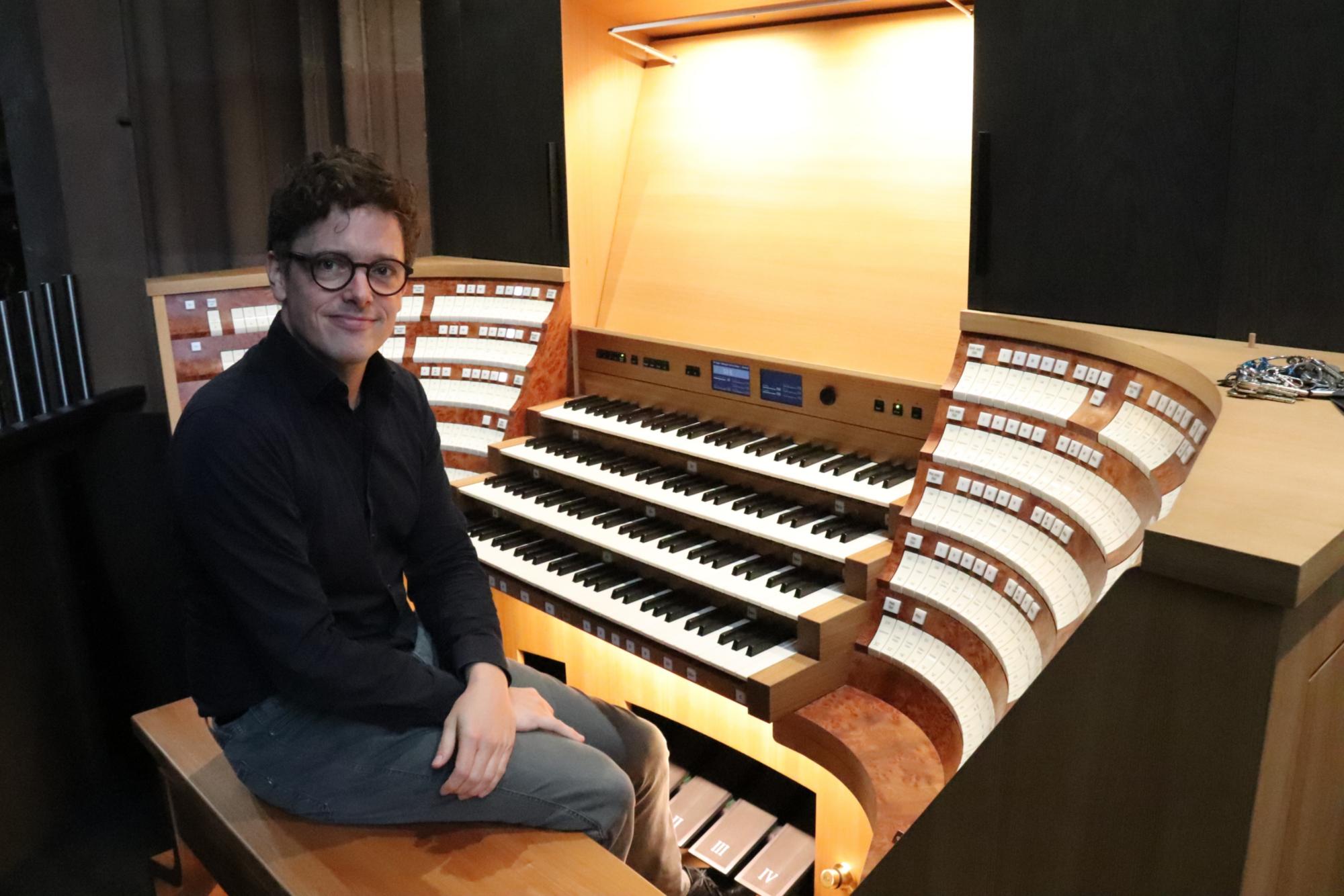 Domorganist Professor Daniel Beckmann am Spieltisch der neuen Mainzer Dom-Orgel (c) Bistum Mainz/ Hoffmann