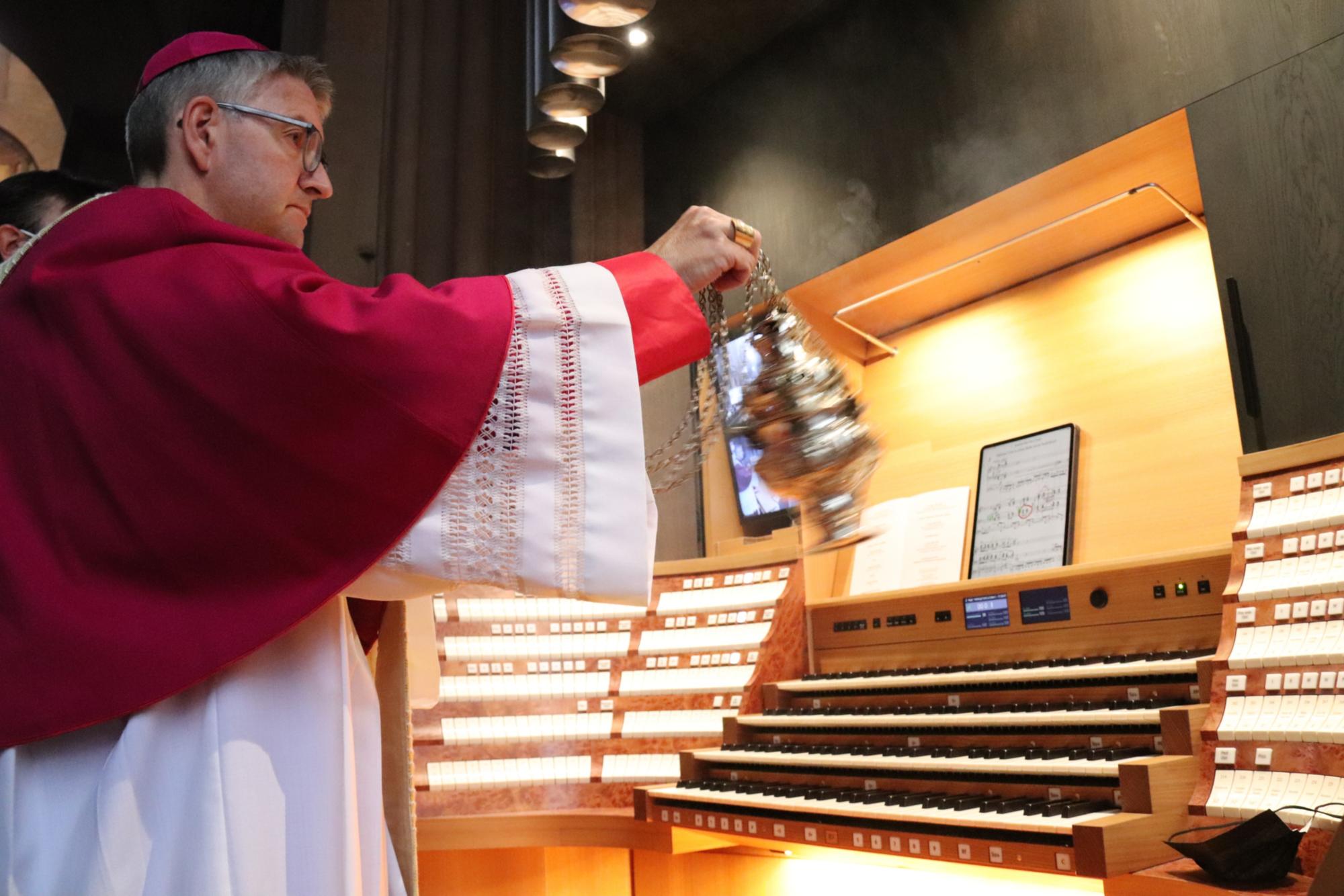 Bischof Peter Kohlgraf segnet den ersten Teilabschnitt der neuen Mainzer Domorgel